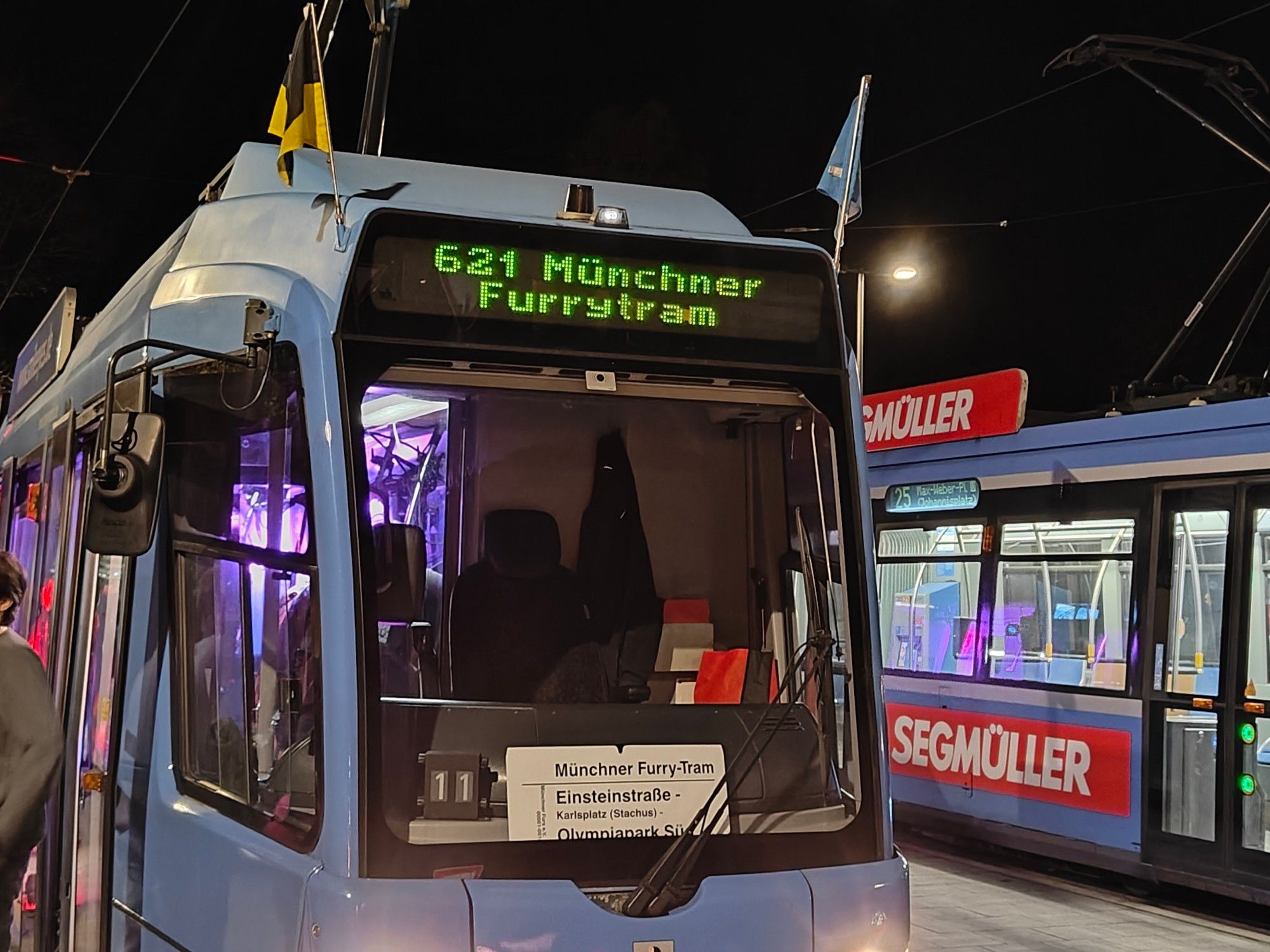 Picture of the front of the same Munich tram. Its train destination Display showing "621 Münchner Furrytram"