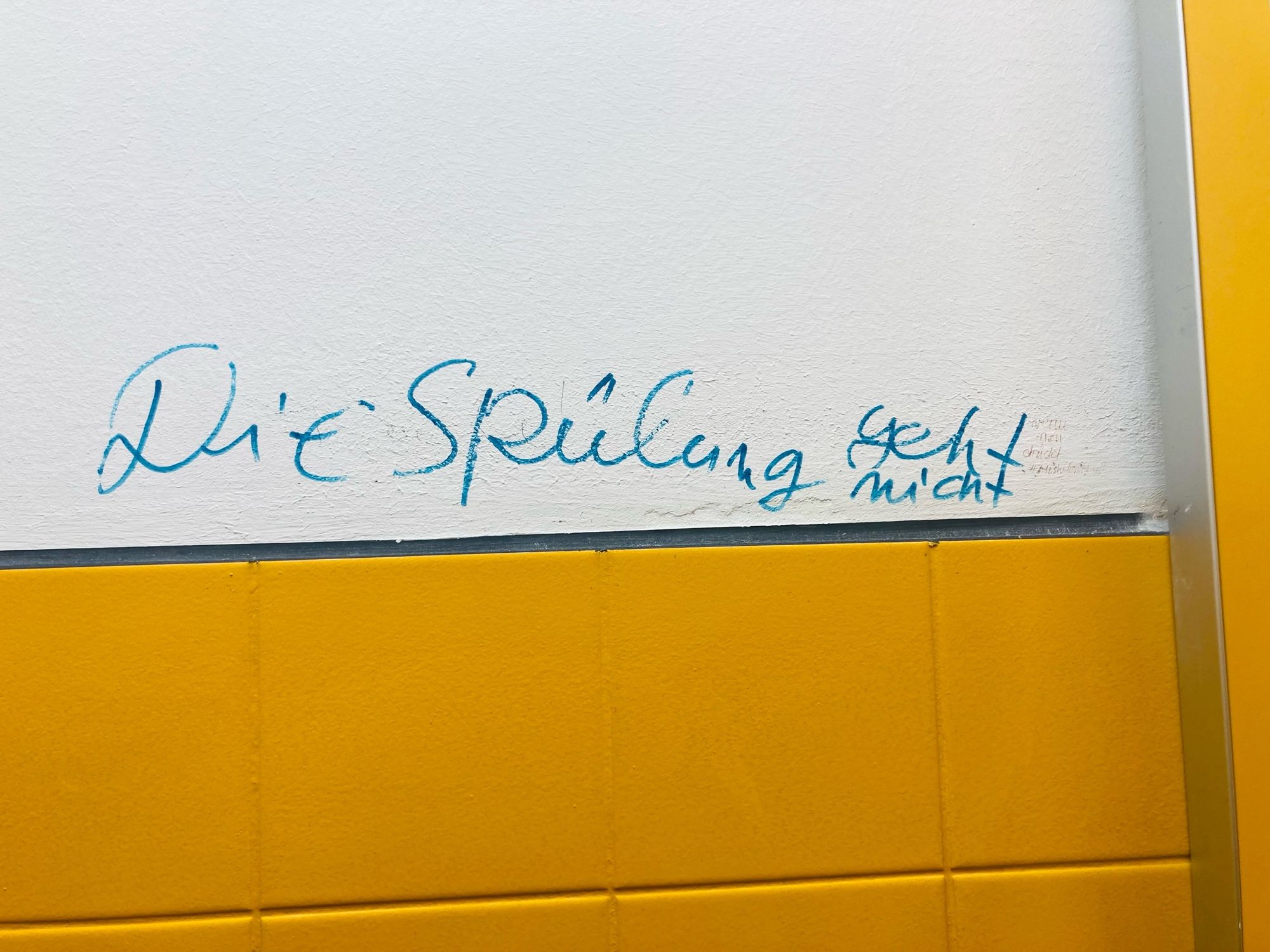 an die wand geschrieben: "die spülung geht nicht"