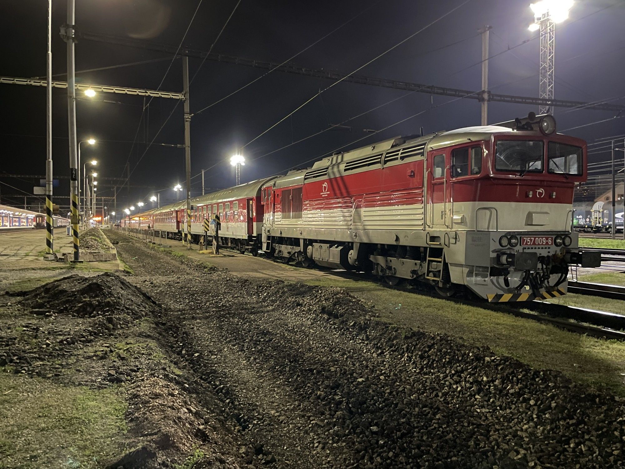 Eine Baureihe 757 (Taucherbrille) mit einem Nachtzug am Bahnhof von Košice in der Nacht.