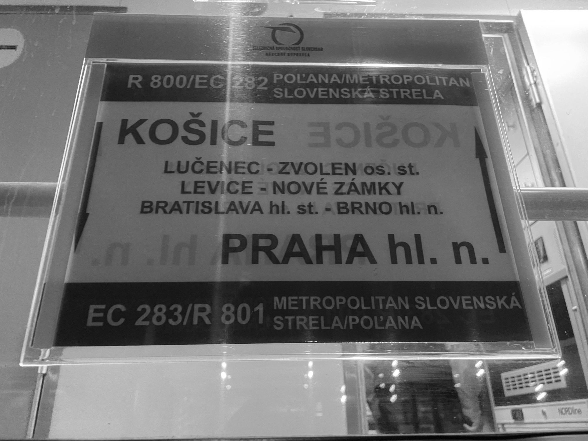 Ein Zuglaufschild des Pol'ana Nachtzuges (R 800/801) mit Hinweis auf den Kurswagen von/nach Prag.