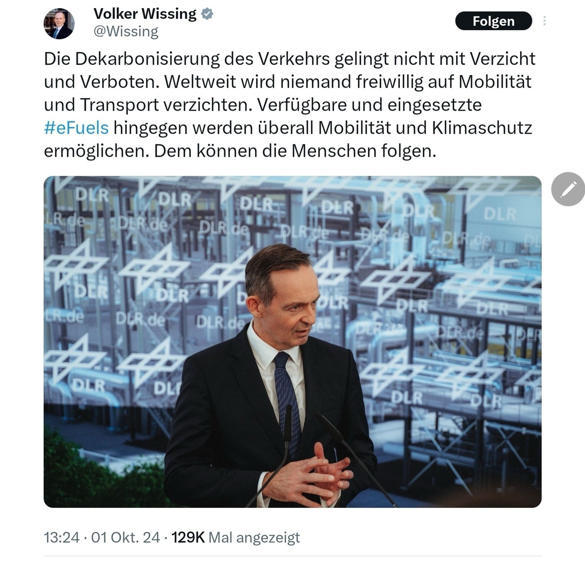 Ein Shitter Post von Wissing:

Die Dekarbonisierung des Verkehrs gelingt nicht mit Verzicht und Verboten. Weltweit wird niemand freiwillig auf Mobilität und Transport verzichten. Verfügbare und eingesetzte #eFuels hingegen werden überall Mobilität und Klimaschutz ermöglichen. Dem können die Menschen folgen.