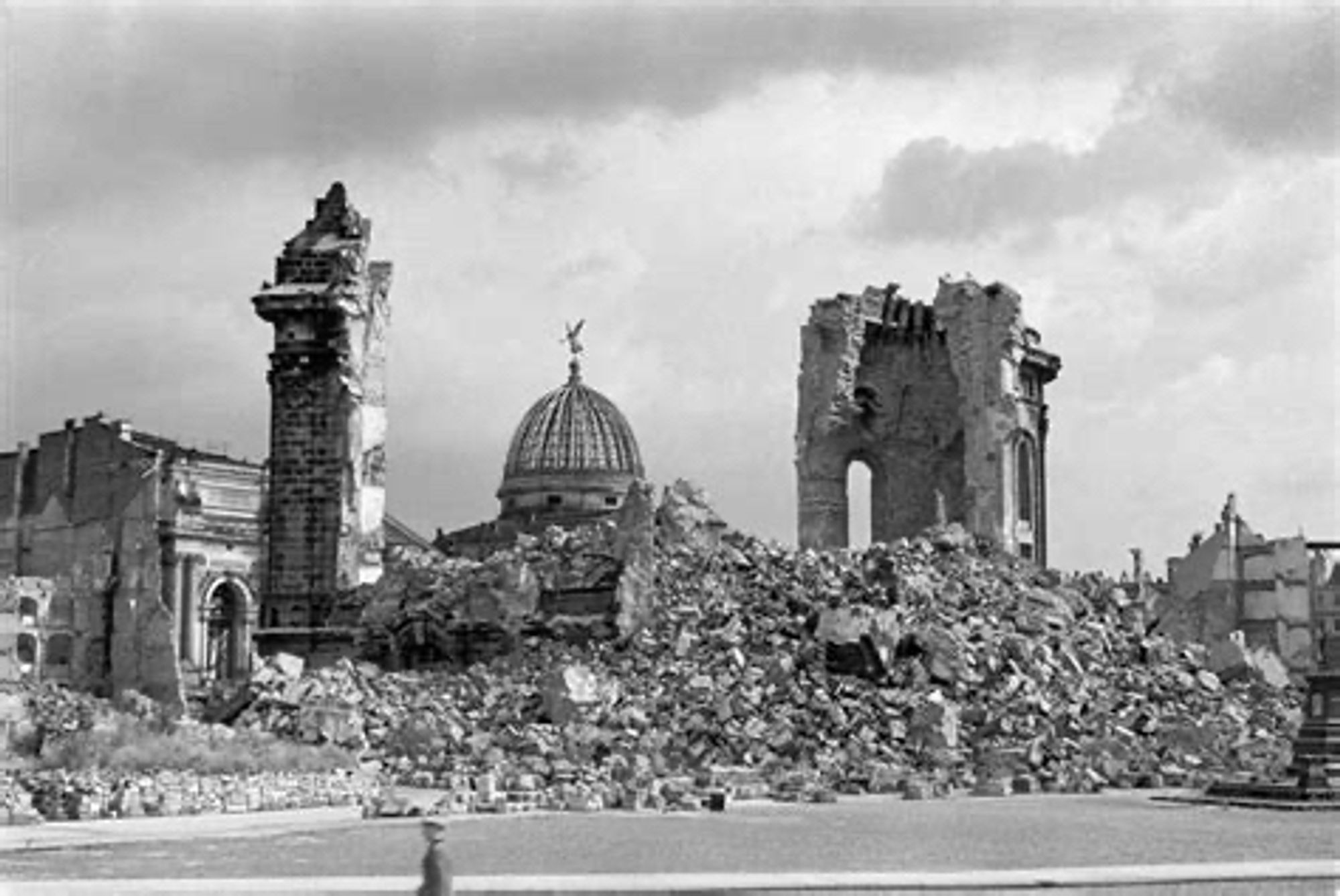 Das zerbombte Dresden 1945