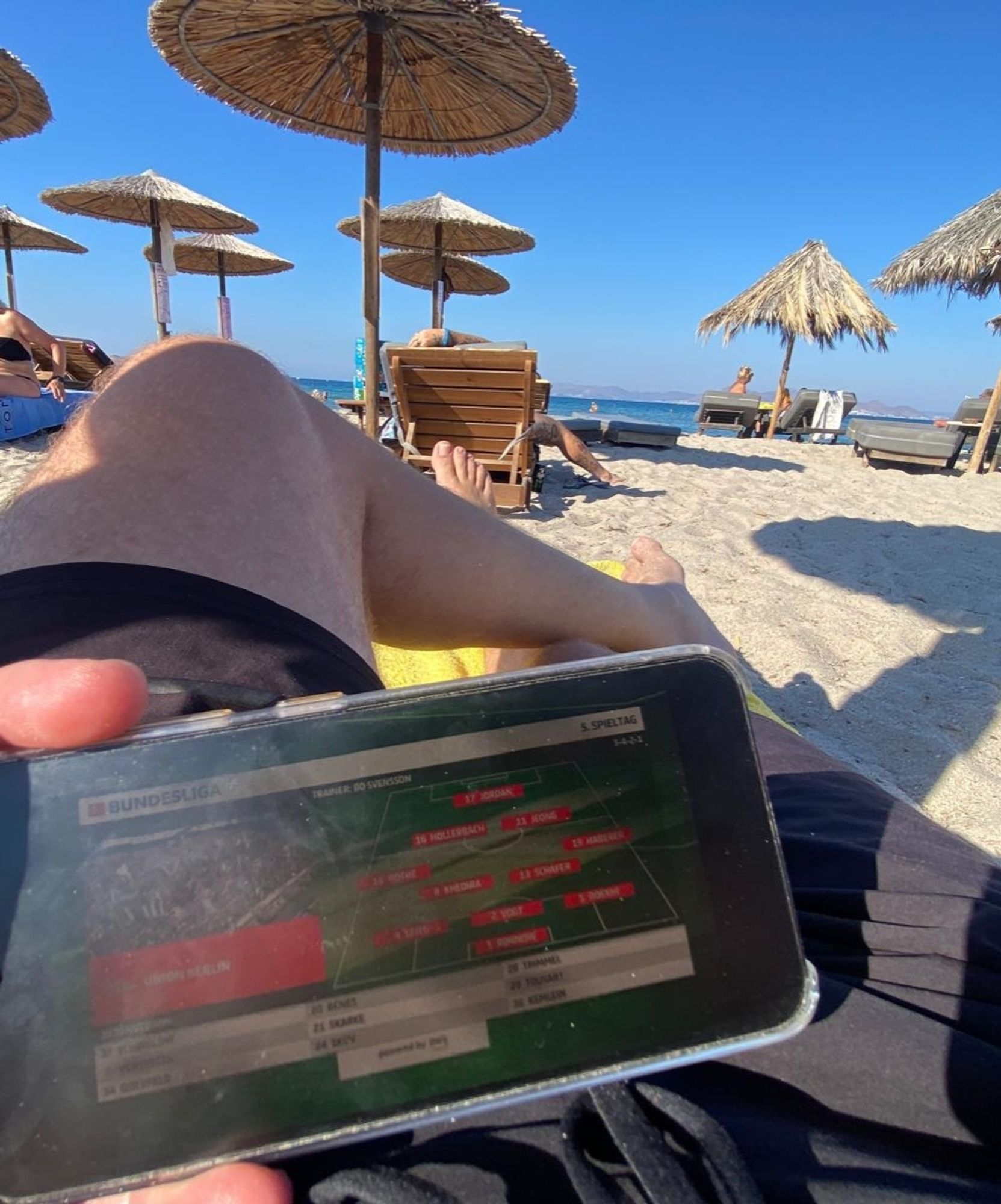 Ich, am Strand liegend. Mit Smartphone in der Hand. Es läuft Union vs Gladbach auf sky go