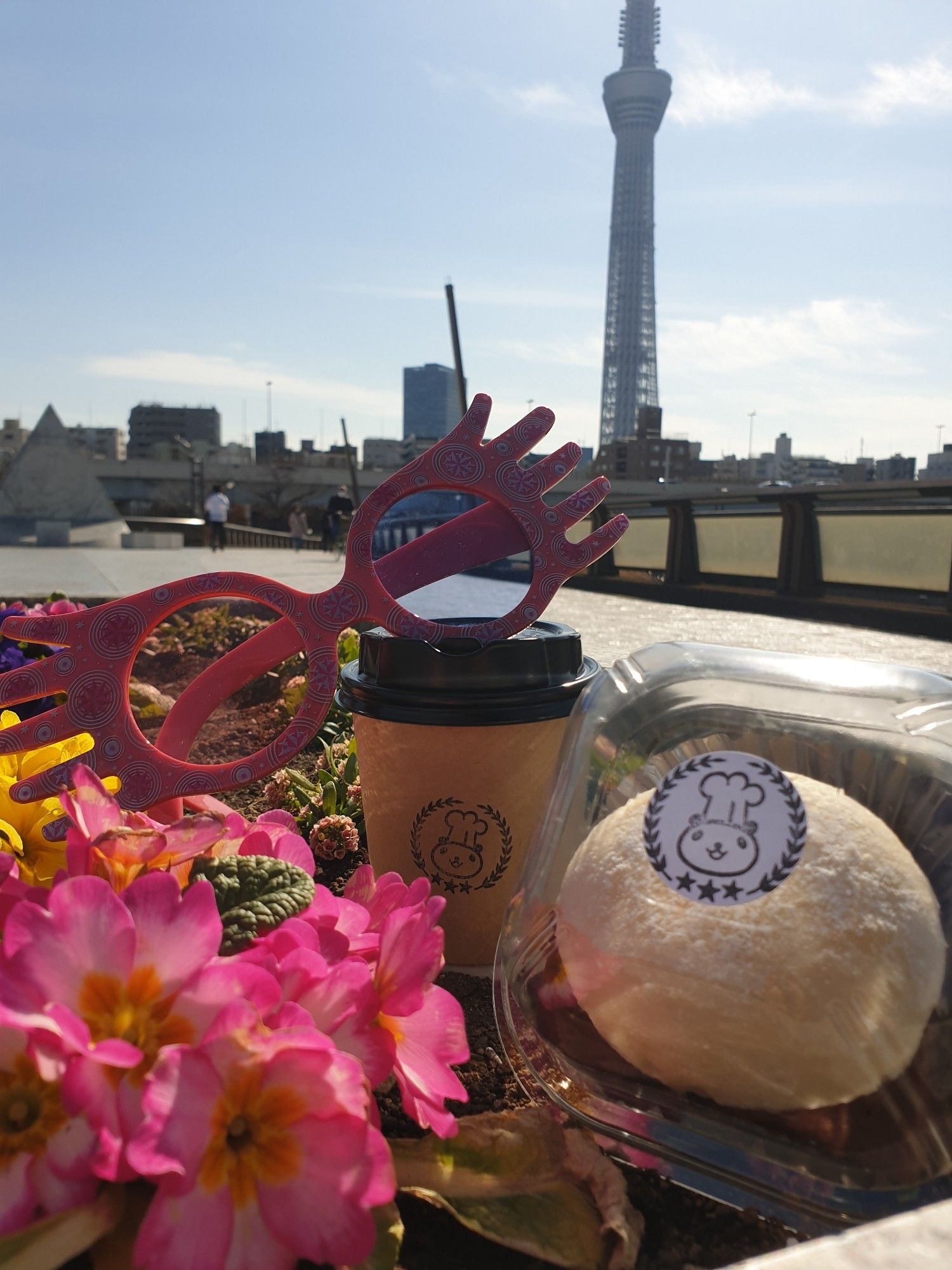 Choco Babaroa pan, Kaffee und eine Luna Lovegood Brille vor dem Tokyo Skytree