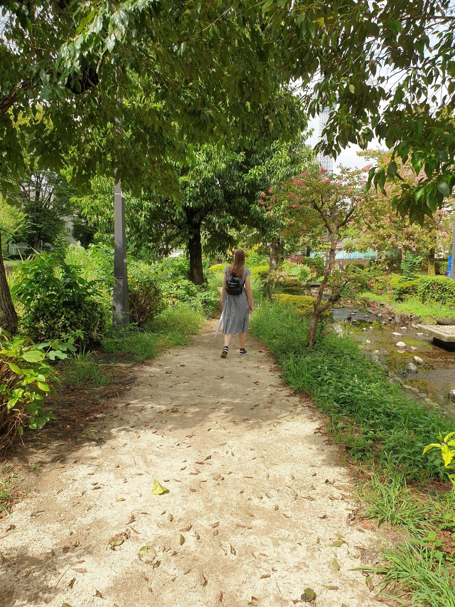 Susann ist Walking in the oyokogawa Shinsui Park in Sumida, Tokyo