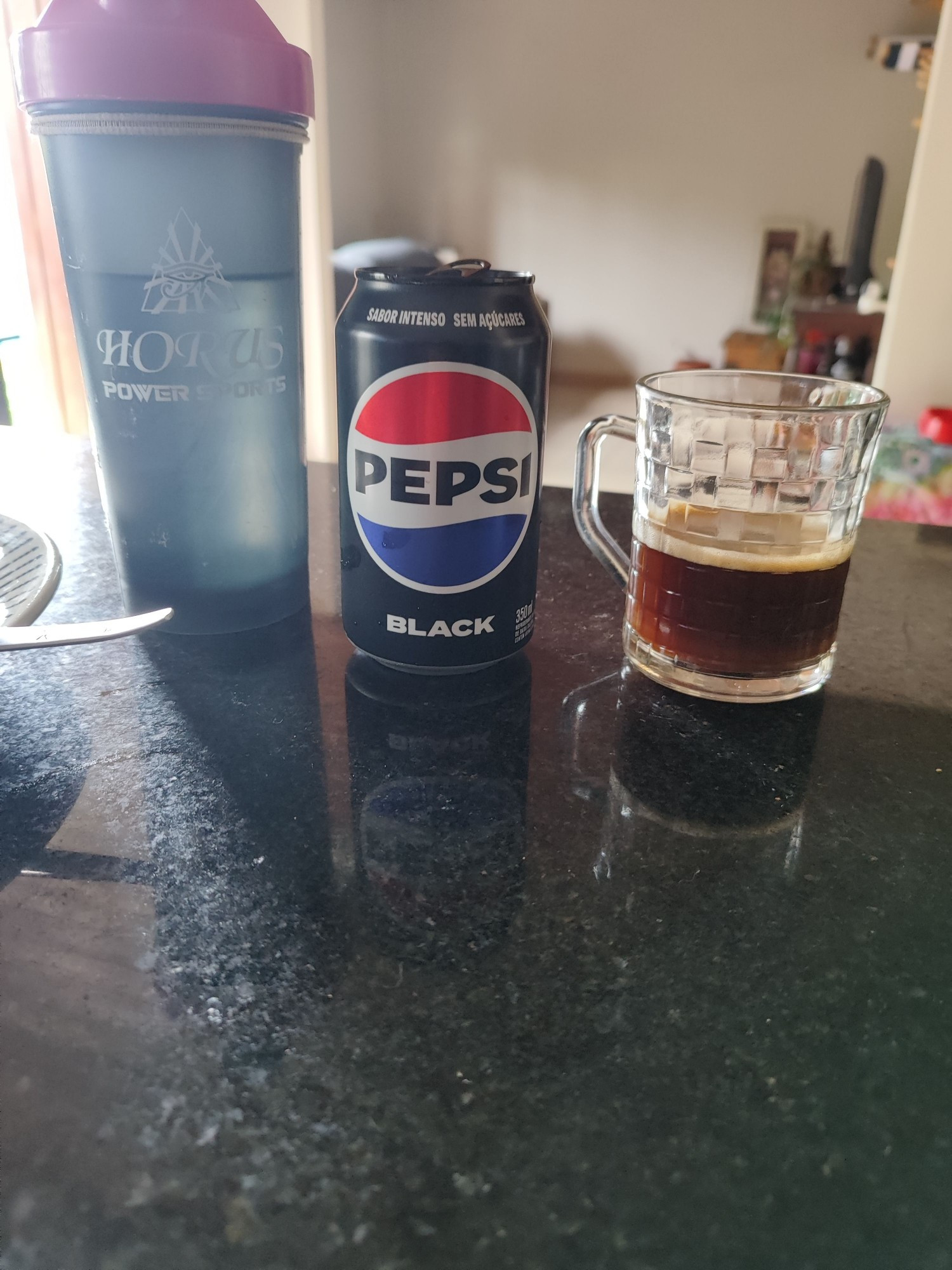 Garrafa/ccoqueteleira plástica de estilo que levam para academia com água dentro, latinha de refrigerante Pepsi Black e xícara transparente com café 