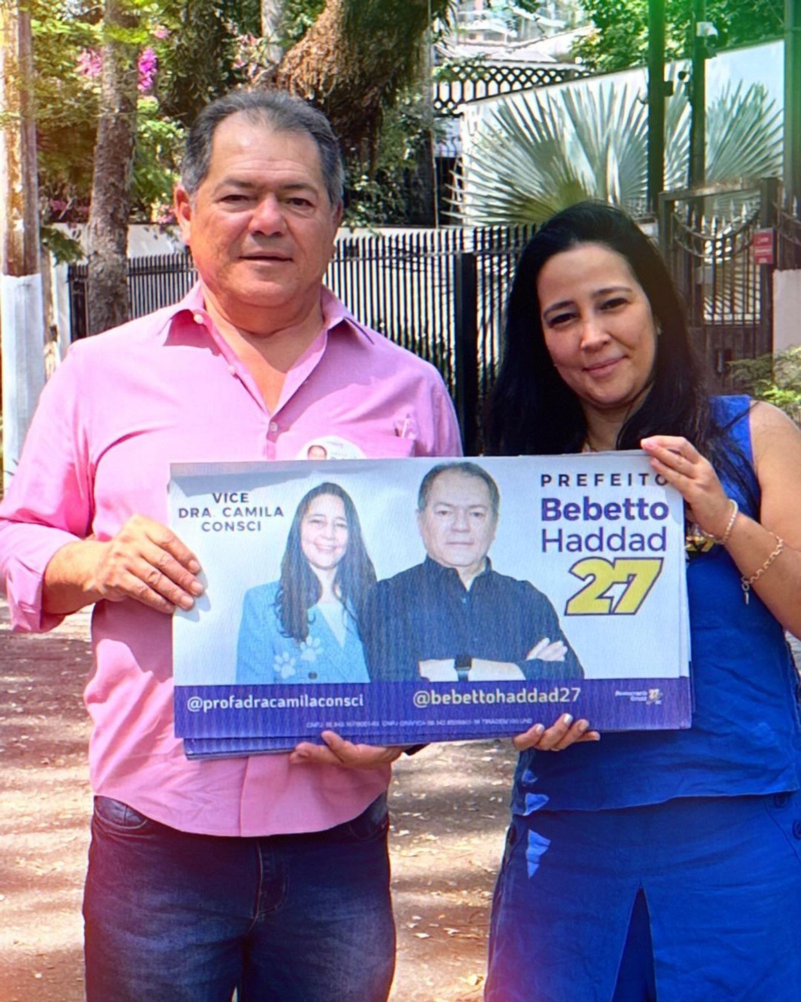 Bebetto Haddad e Camila Consci com adesivos.