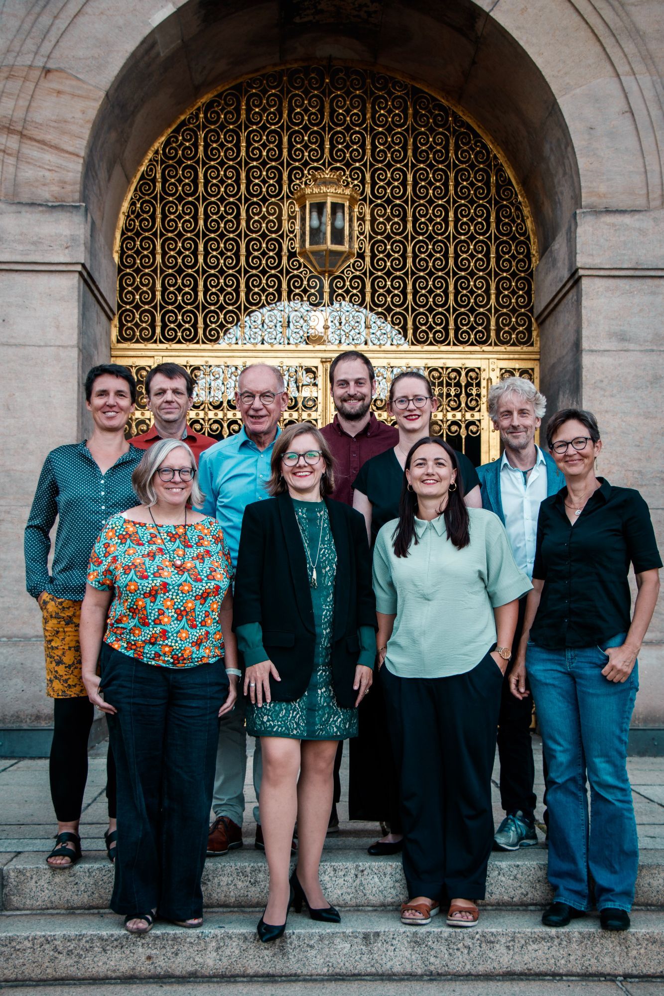 Gruppenfoto der 10 Fraktionsmitglieder auf den Stufen vor der Goldenen Pforte.