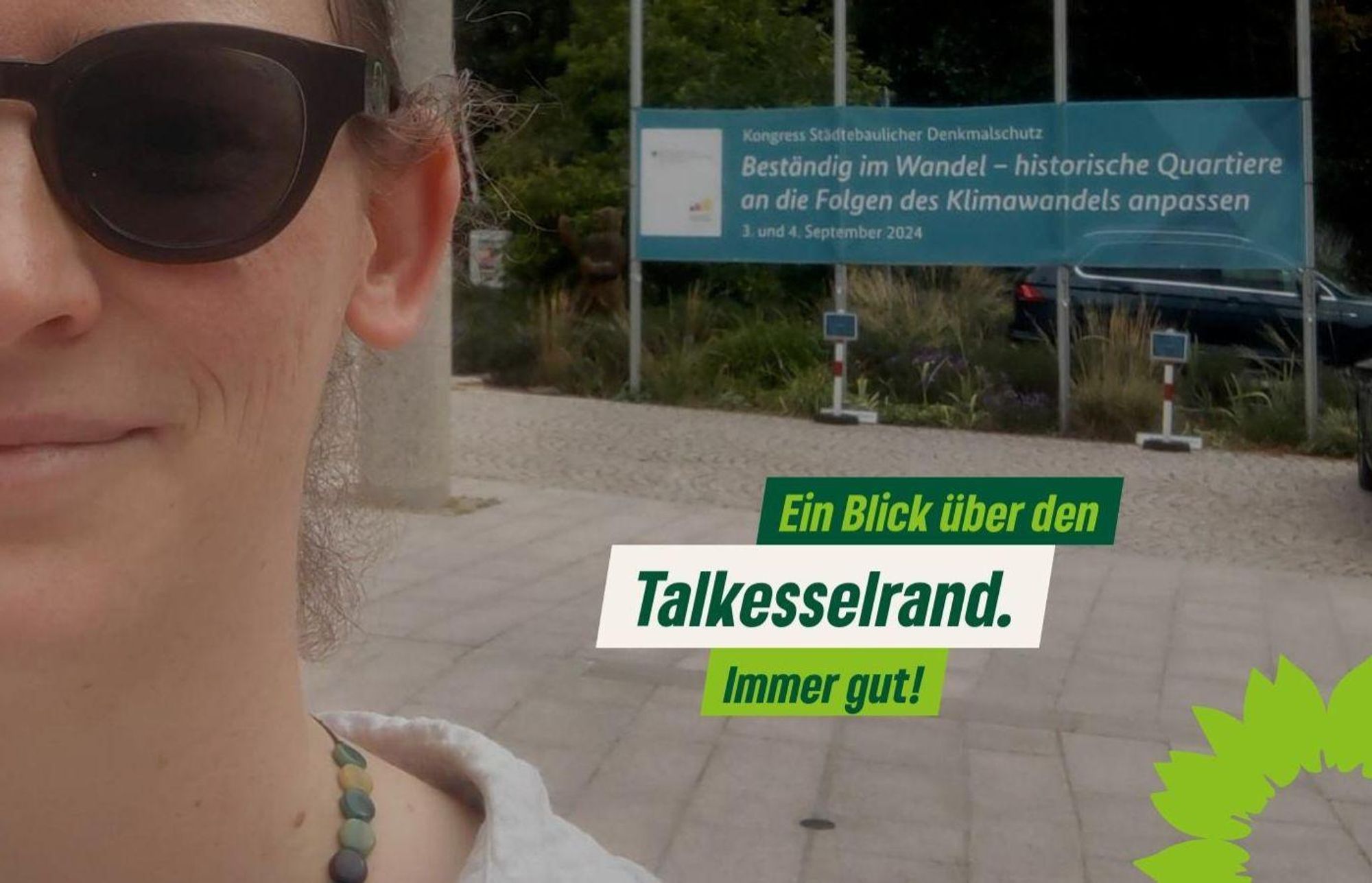 Susanne Krause vor einem Kongressbanner. "Beständig im Wandel - Historische Quartiere an die Folgen des Klimawandels anpassen"
Beschriftung auf dem Foto: "Ein Blick über den Talkesselrand. Immer gut!"