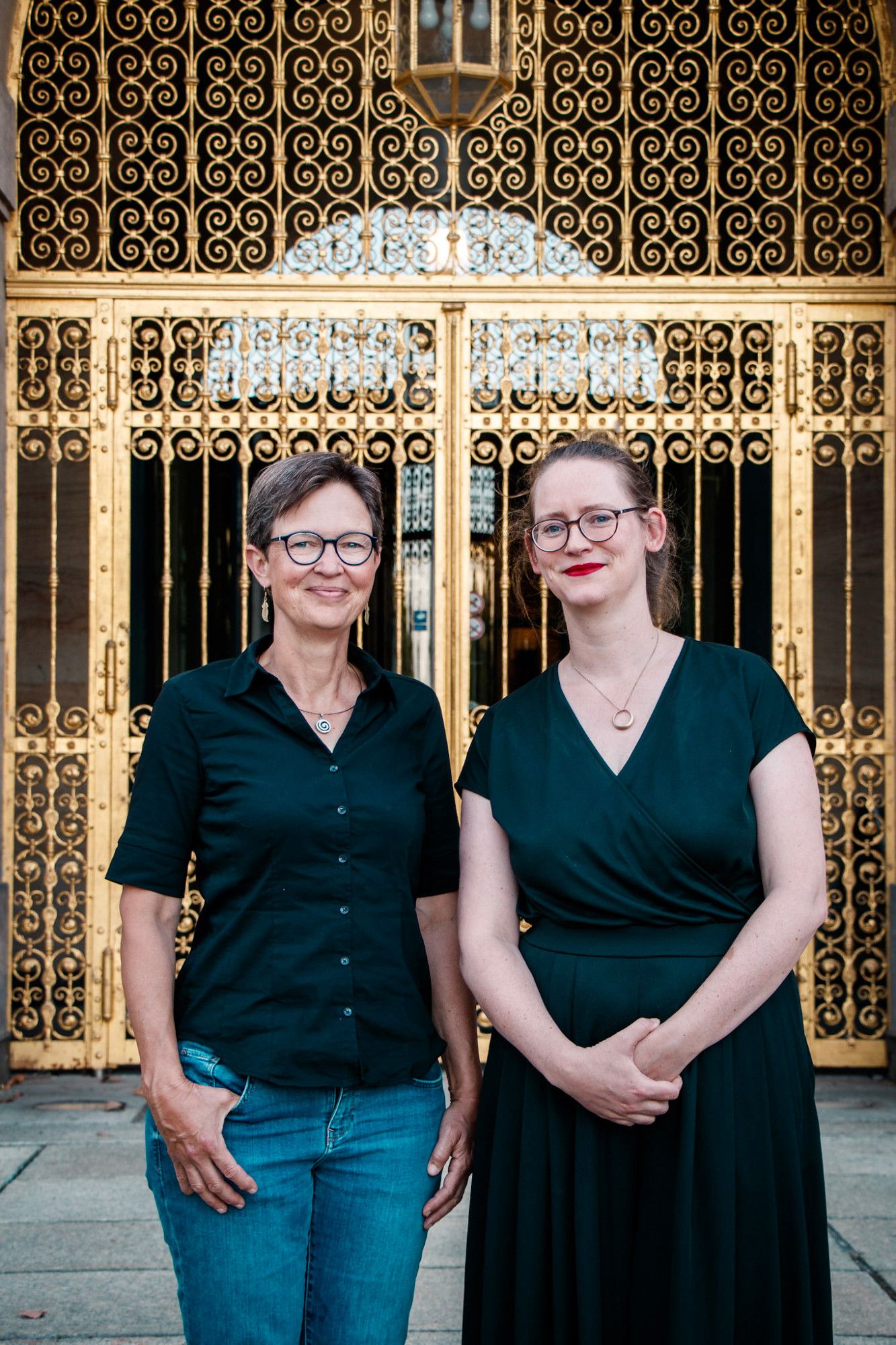 Ulrike Caspary und Susanne Krause vor der Goldenen Pforte. Beide schauen freundlich.