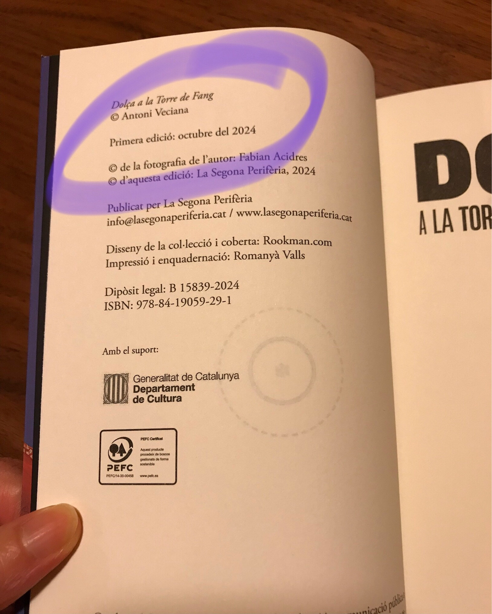 Pàgina del llibre “Dolça a la torre de fang”, d’Antoni Veciana, on s’indica primera edició “octubre de 2024” quan jo l’haig comprat avui, 18 de setembre de 2024.