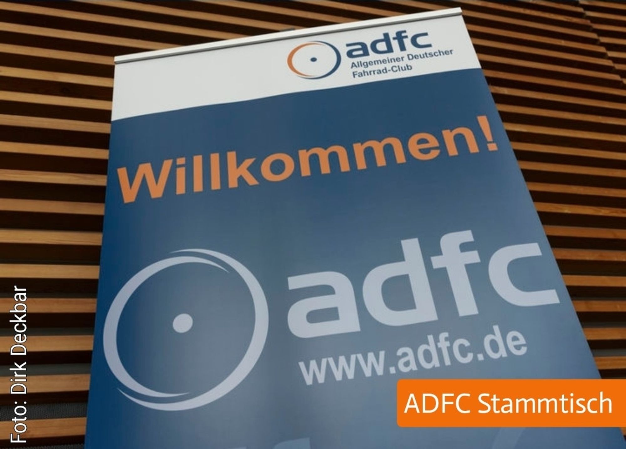 Bild eines ADFC Rollups mit der Aufschrift „Willkommen“ und dem ADFC Logo. Inten recht ein Störer mit der Aufschrift „ADFC Stammtisch“