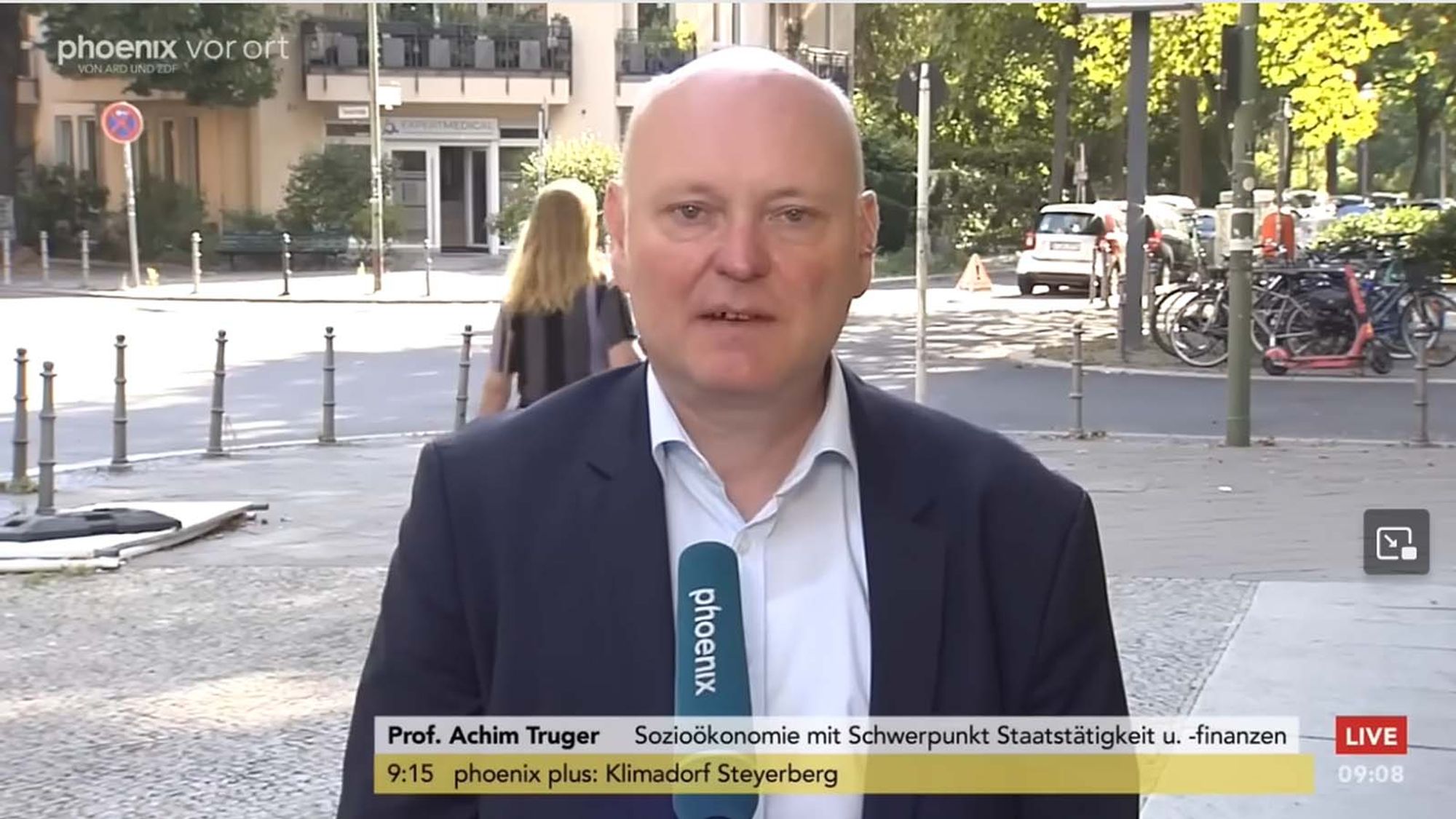 Screenshot aus dem Live-Interview. Prof. Dr. Achim Truger spricht in ein Mikrofon.