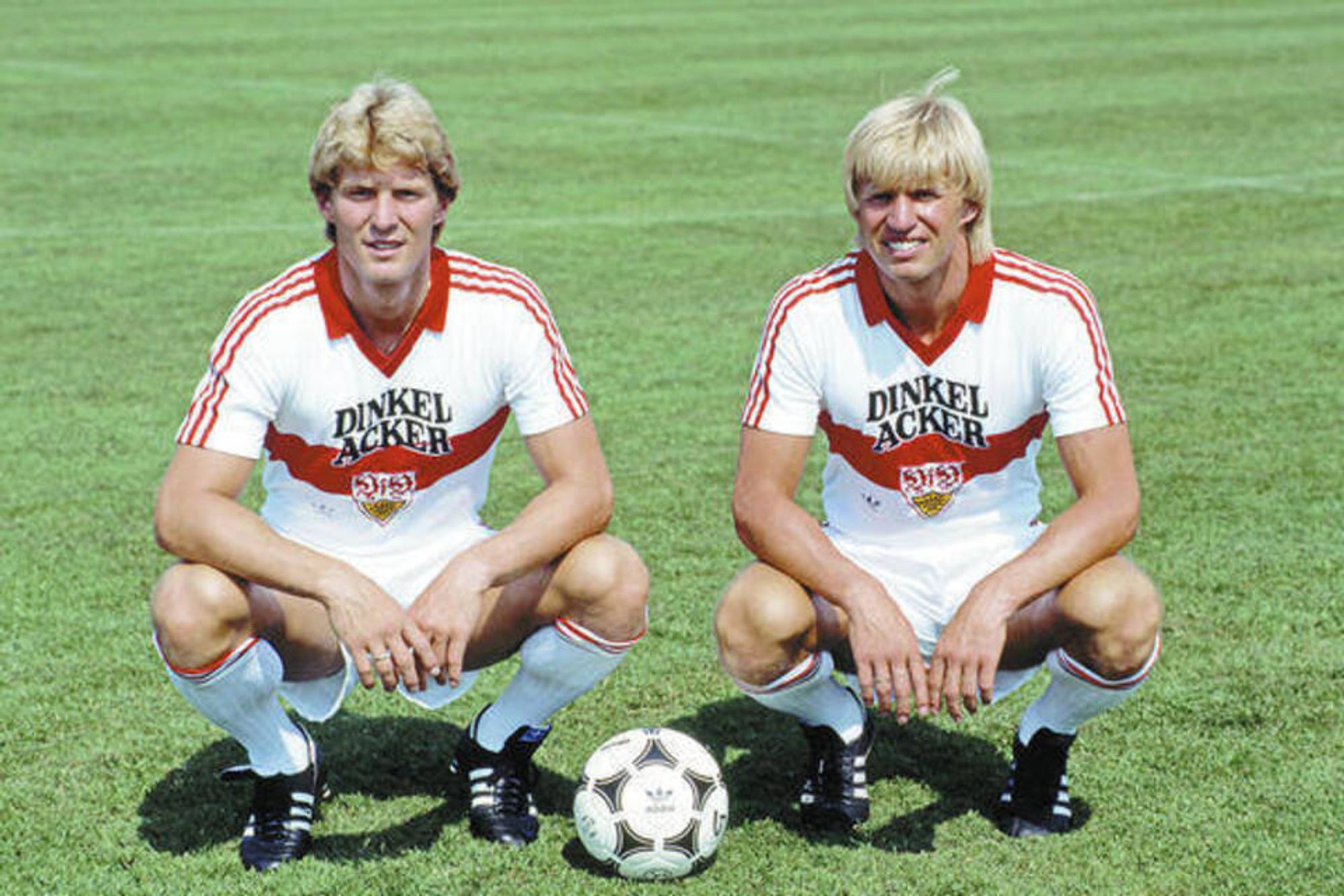 Foto von Karl-Heinz und Bernd Förster im VfB-Trikot (Dinkelacker), Anfang 80er Jahre.