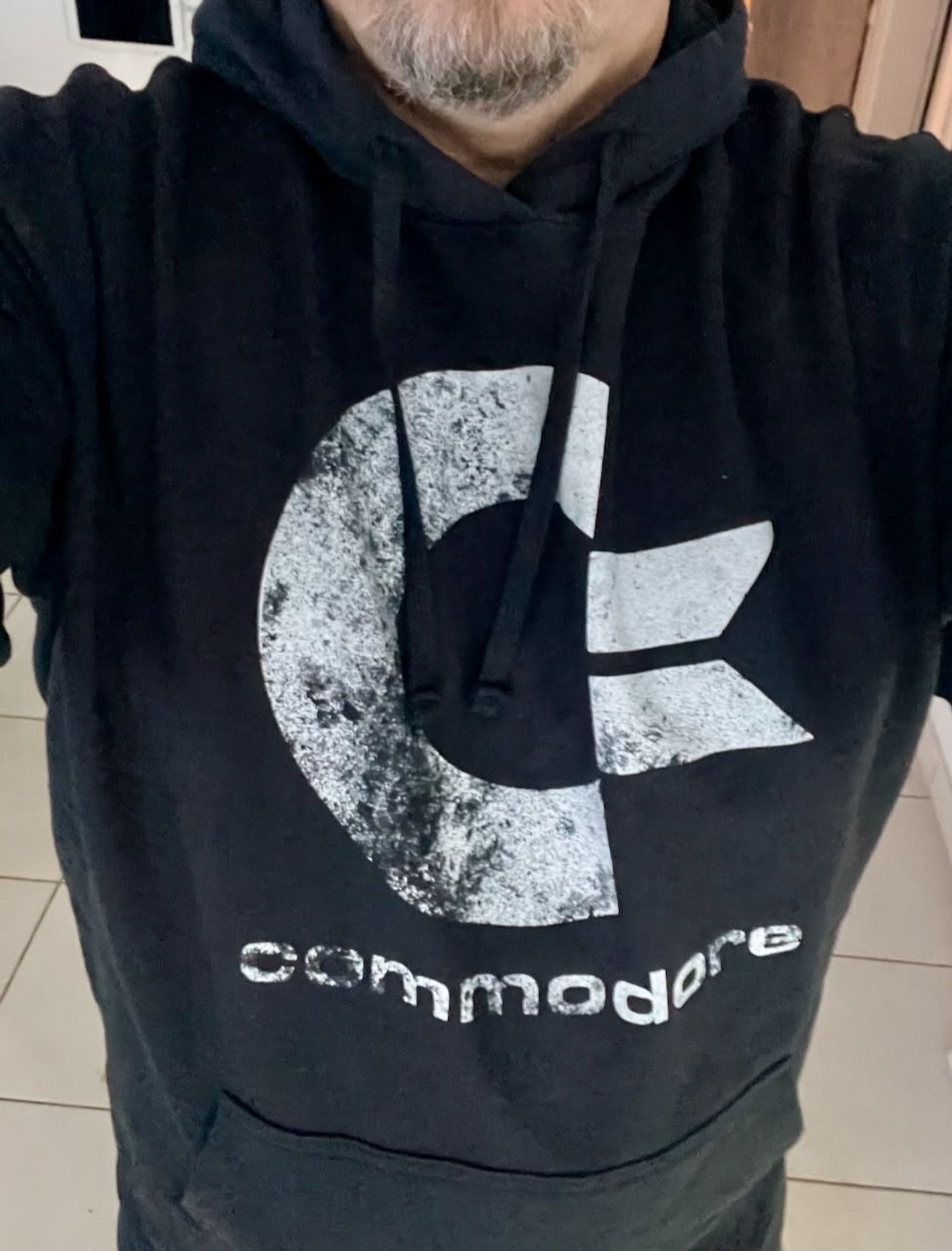 Schwarzer Hoodie mit etwas verwaschenem Commodore-Logo