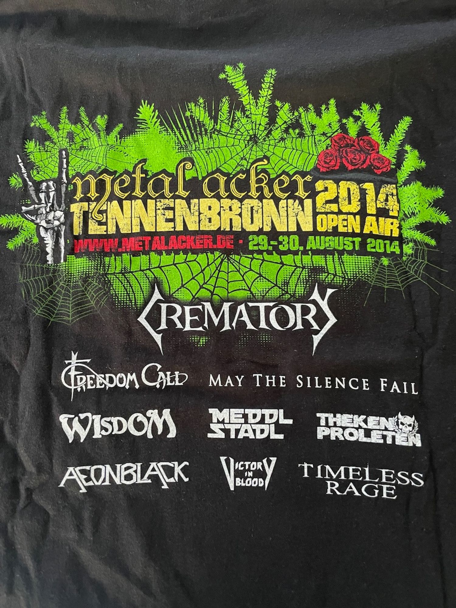 Rücken-Print des Festival-Shirts 2014: Vielleicht gefällts mir auch ein bisschen, dass da Leute herumlaufen, die ein T-Shirt tragen, auf dem meine ehemalige Band drauf ist. Ach ja: May The Silence Fail waren in dem Jahr der Hammer, Crematory hatten sich wohl eher ein bisschen mit dem Publikum angelegt… o_O

Auf dem Print: Crematory, Freedom Call, May the Silence fail, Wisdom, Meddlstadl, Thekenproleten, Aeonblack, Victory in Blook, Timeless Rage