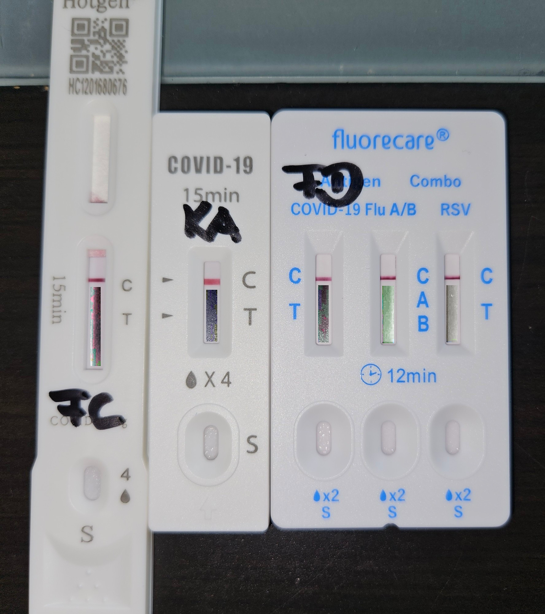 Foto der Schnelltests aus dem Ausgangsposts, nachbearbeitet mit der im Post beschriebenen Methode. Ausgewählt wurde nur der Bereich des Teststreifens unterhalb des Kontrollstriches ohne jede Gehäuseanteile. Die weißen Teststreifen haben dadurch starke Farbschattierungen, aber ohne jeden Strich darin, bekommen.