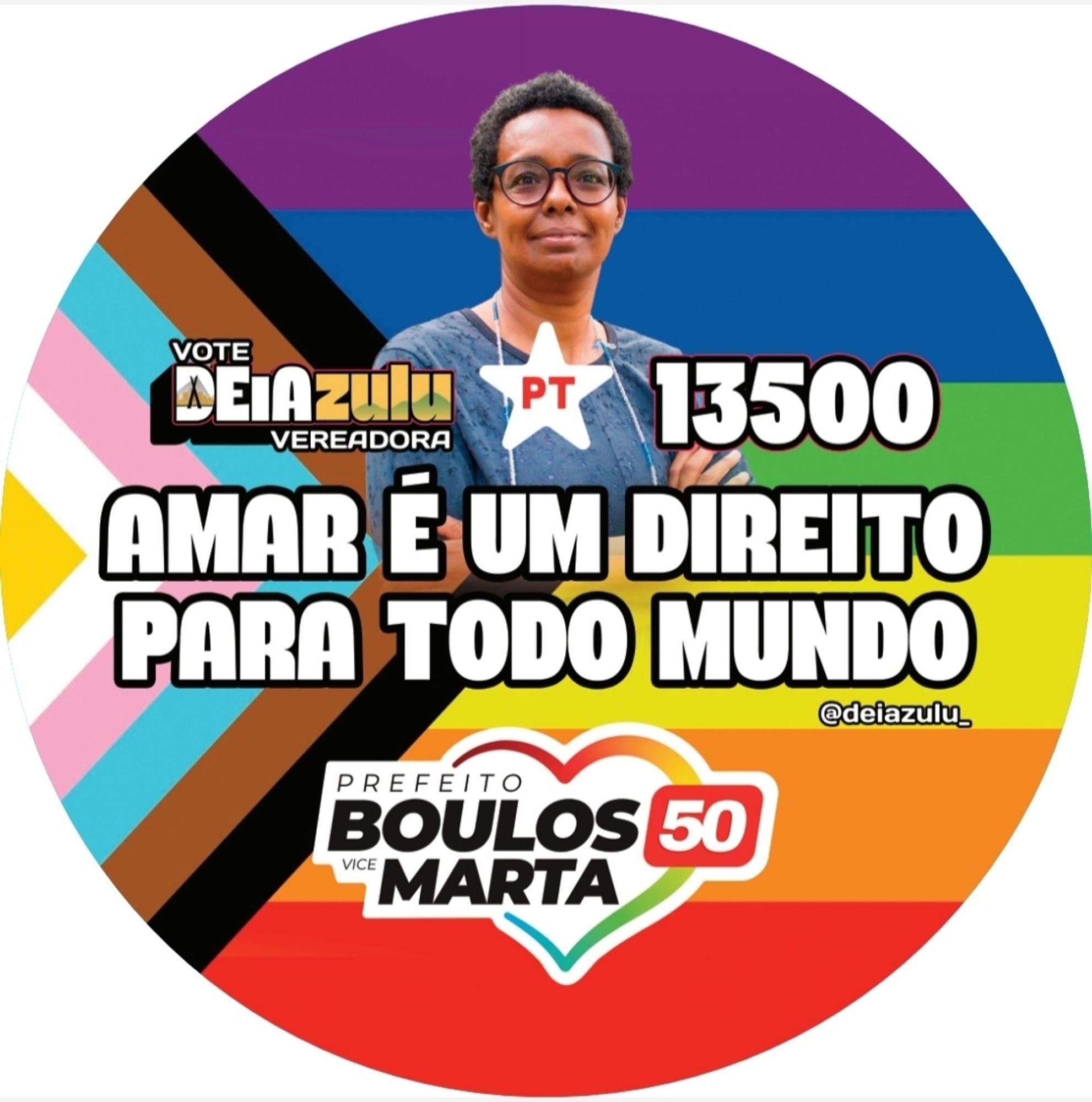 Adesivo redondo da candidata a vereadora por São Paulo, Deia Zulu. Tem a foto dela (uma mulher preta, com cabelos curtos, óculos, com uma guia no pescoço, de braços cruzados, sorrindente. Ao fundo, a bandeira 🏳️‍🌈 e representação das cores da bandeira trans também. 

Texto:

Vote Deia Zulu- vereadora - ⭐️ PT - 13500

AMAR É UM DIREITO PARA TODO MUNDO

@deiazulu_ (Instagram)

Prefeito BOULOS 50
Vice MARTA