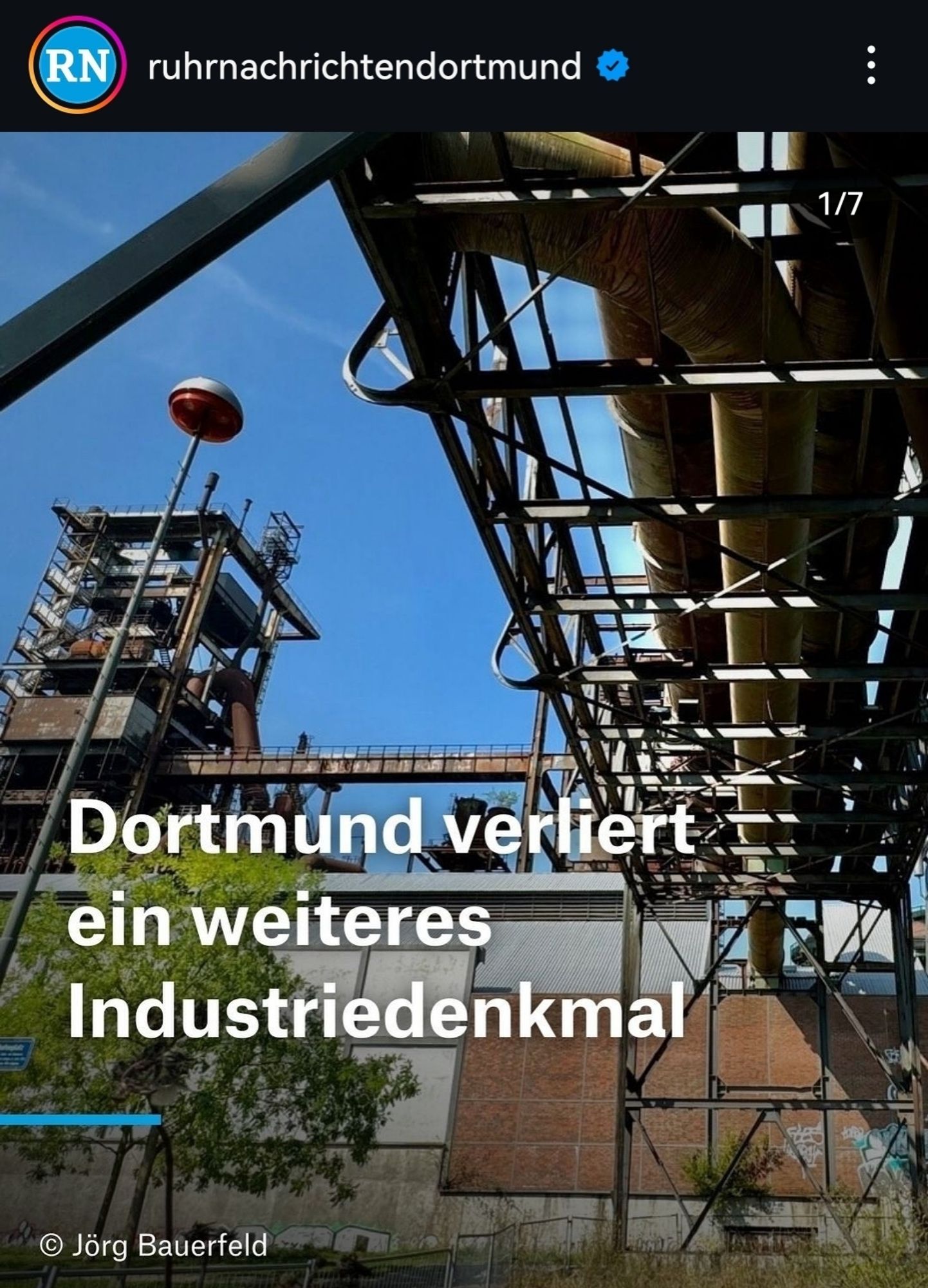 Ruhr Nachrichten Instagram Kachel: Dortmund verliert ein weiteres Industriedenkmal.
Im Hintergrund sieht man einen rostigen Förderturm, Rohre und eine Mauer