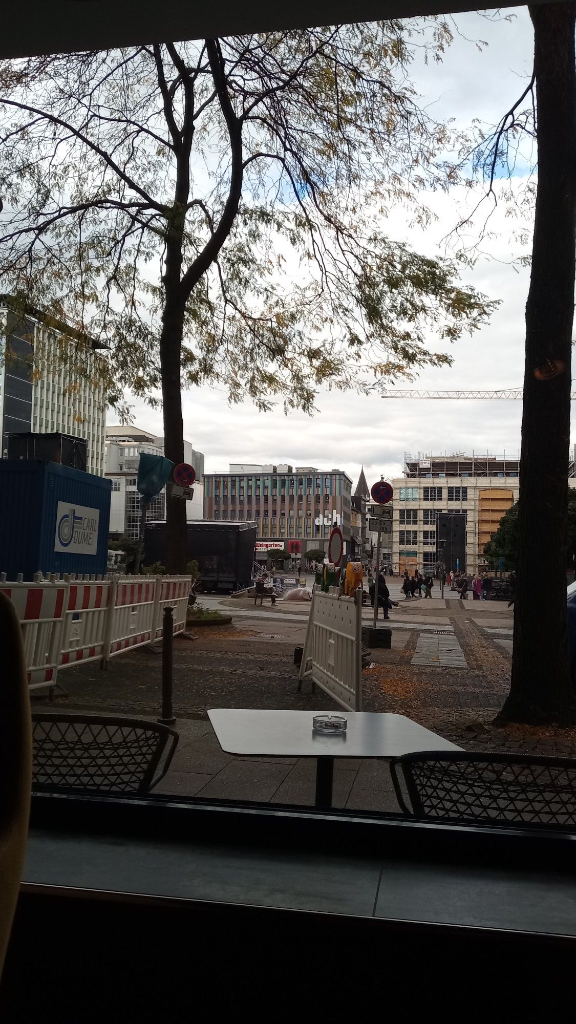 Blick über einen innerstädtischen Platz mit Baustelle