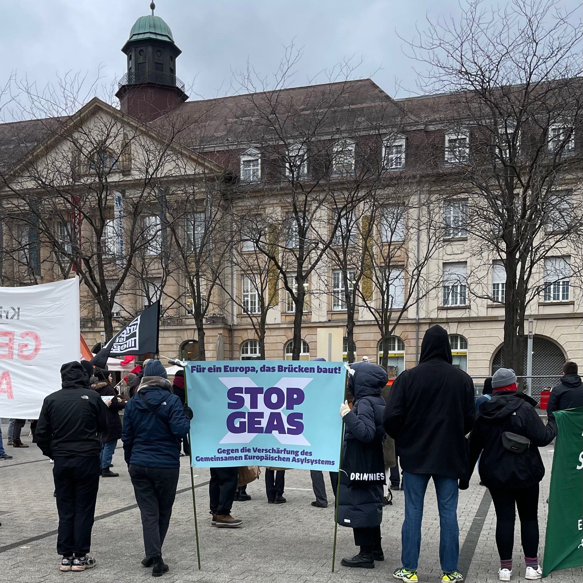 Demonstrant*innen mit STOP GEAS Transpi