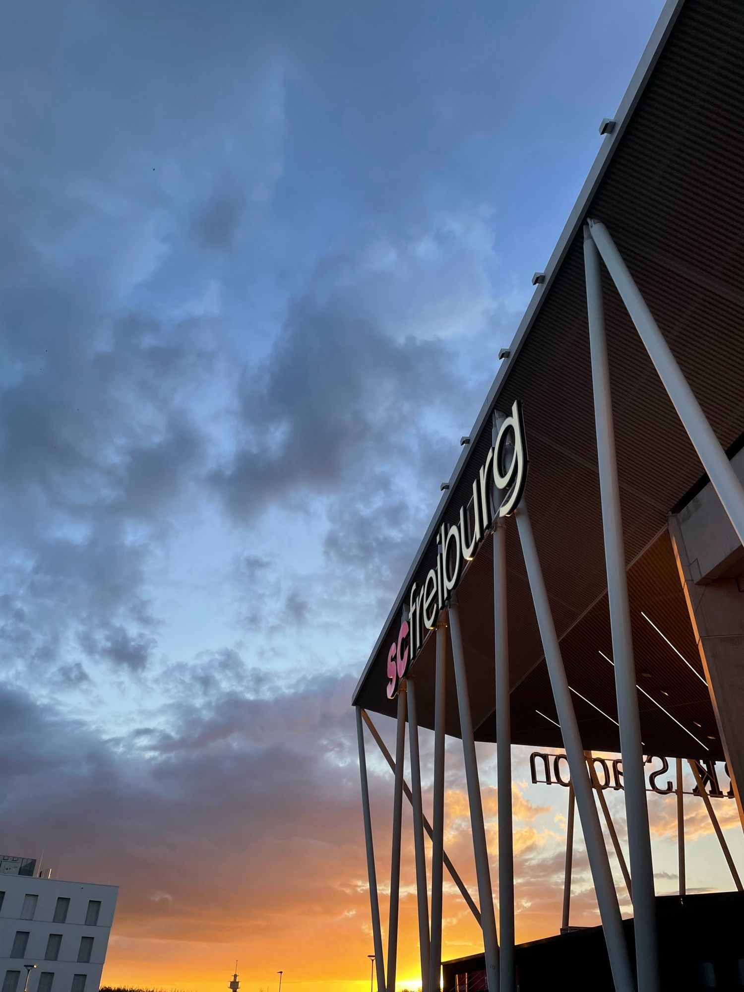 Sonnenuntergang Europaparkstadion nach Spielende SCF vs magischer FC Sankt Pauli