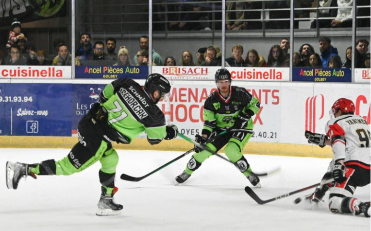 Une image de l'équipe de hockey d'Epinal qui joue en vert fluo