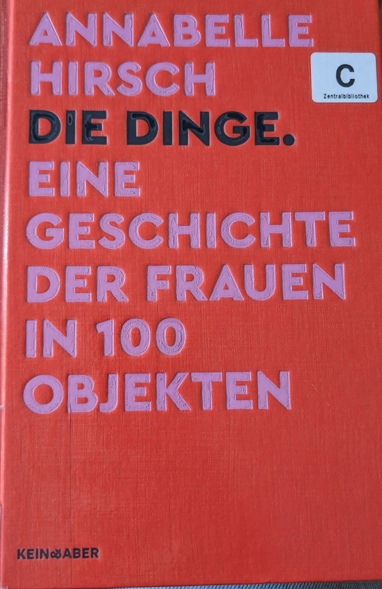 Buch "Die Dinge. Eine Geschichte der Frauen in 100 Objekten" von Annabelle Hirsch.