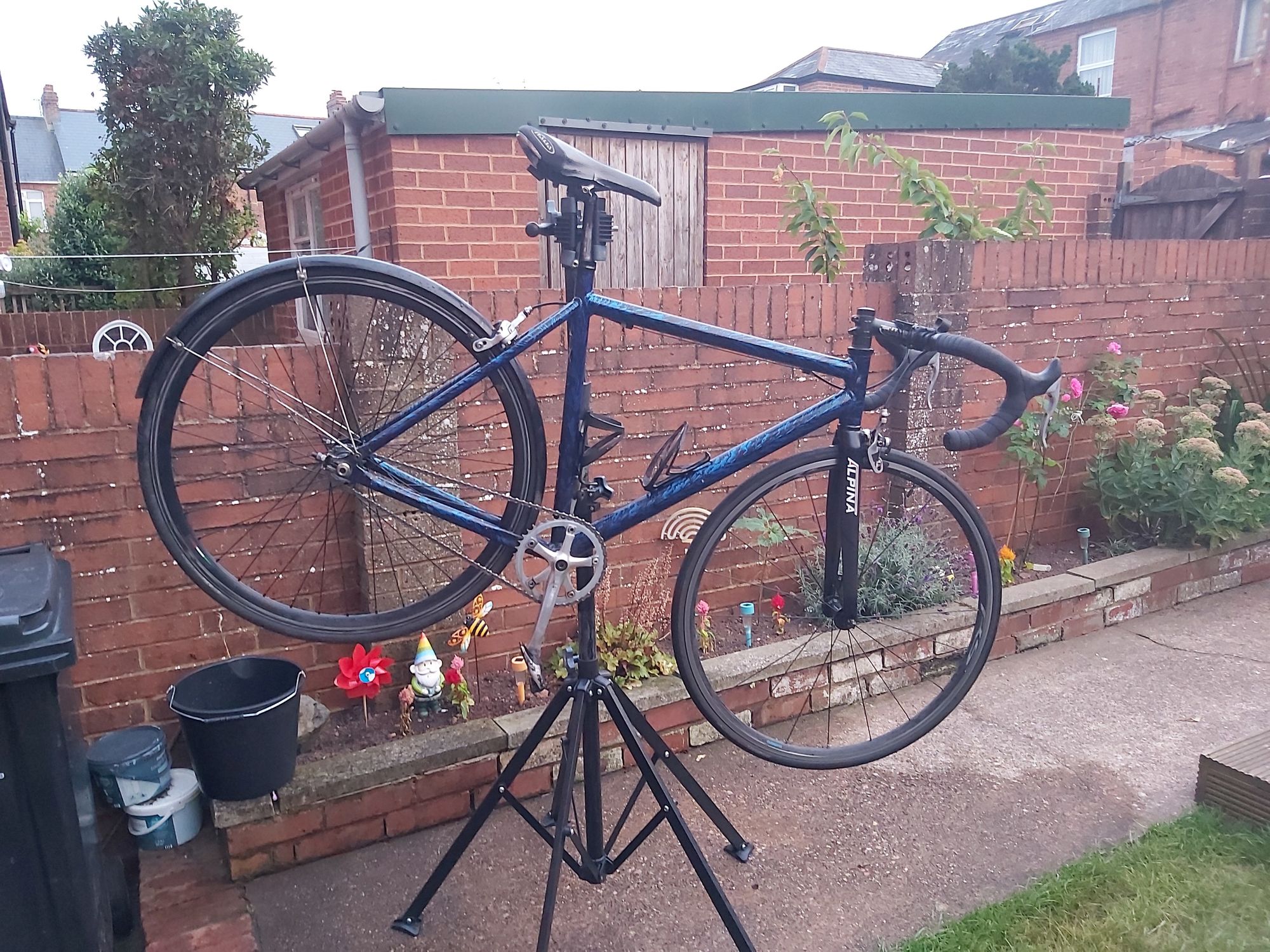 Fficsi ar stondin feic

A fixed gear bike on a bike stand 