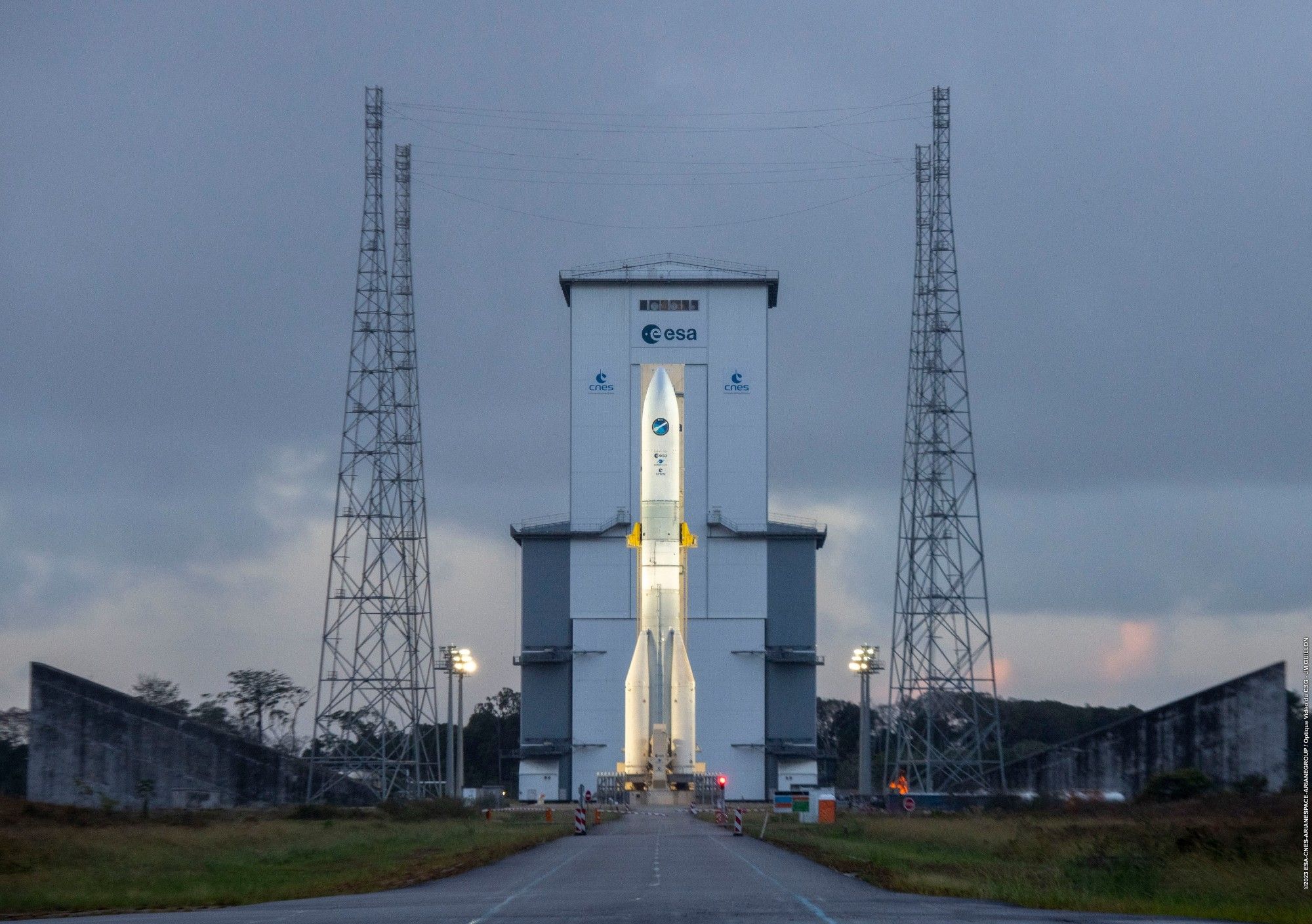 Modèle d'essai d'Ariane 6 sur sa zone de lancement, devant le portique mobile reculé et refermé. Crédit : CNES - ESA - Arianespace - ArianeGroup / Optique Vidéo CSG - JM Guillon, 2023