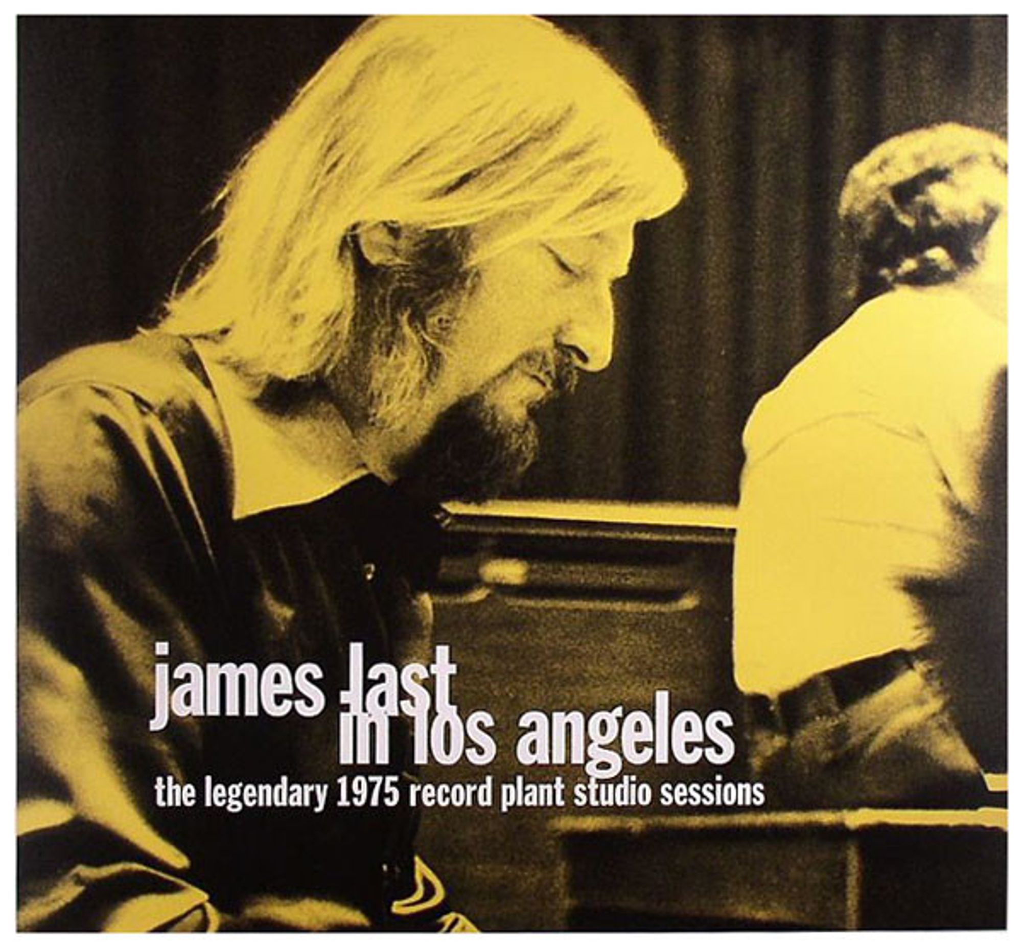 Ein Plattencover zeigt James Last im seitlichen Portrait beim musizieren, am Klavier das nicht zu sehen ist. Im Hintergrund der Rücken und Kopf eines Mannes, sitzend. Der Titel des Albums James Last in Los Angeles steht in weiß in der Mitte im unteren Drittel klein geschrieben. Untertitel the legendary 1975 record plant studiosessions