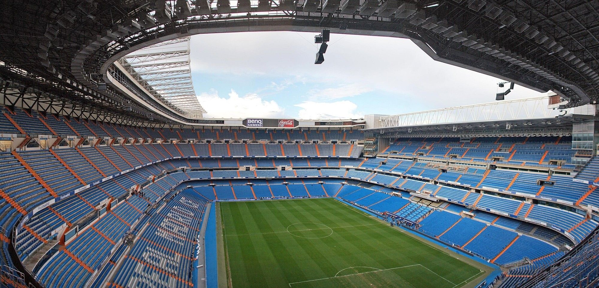 Innenansicht von den oberen Rängen. Das Estadio Santiago Bernabéu in Madrid