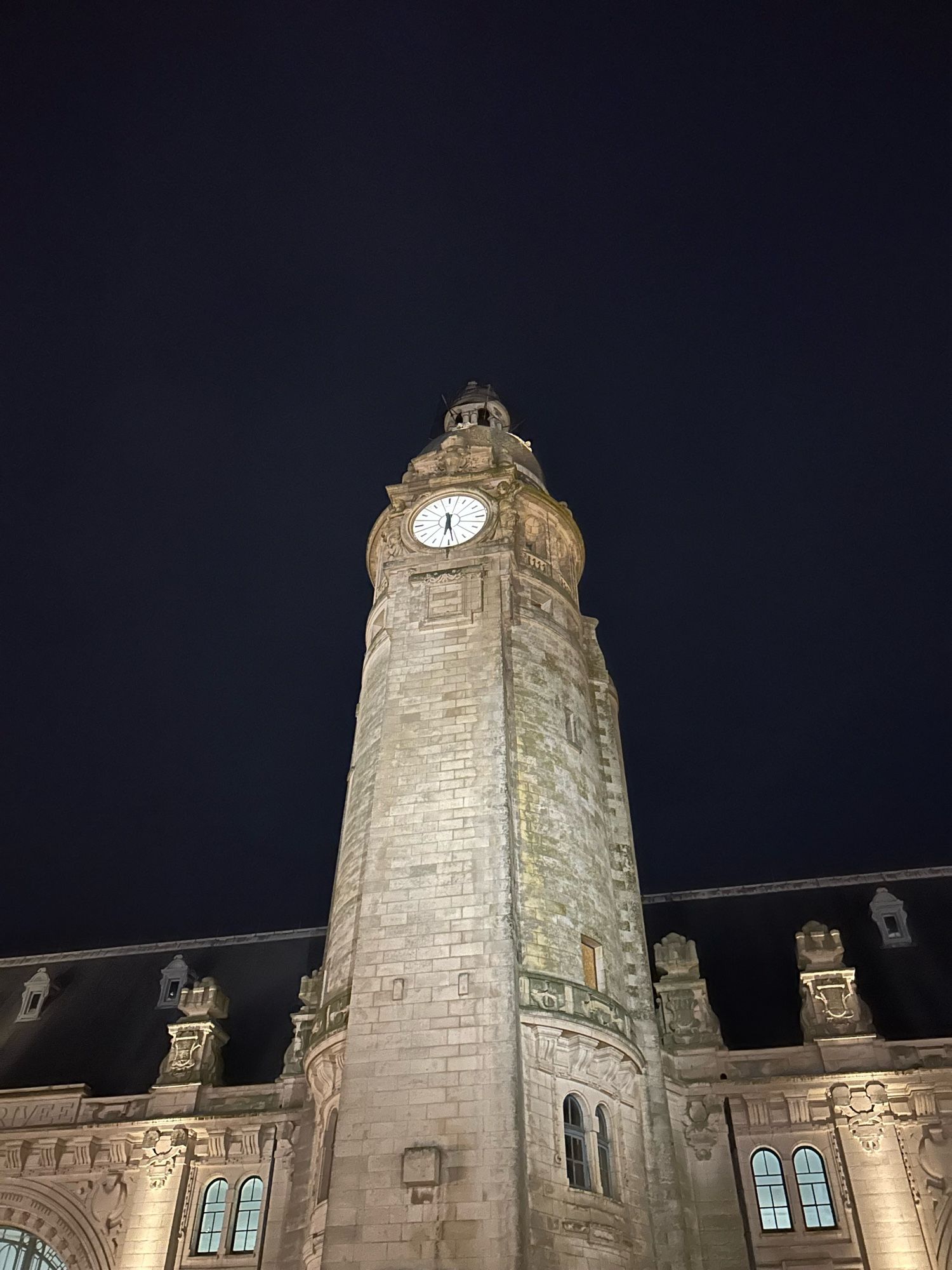 Photo de la tour du campanile de la gare de La Rochelle de nuit