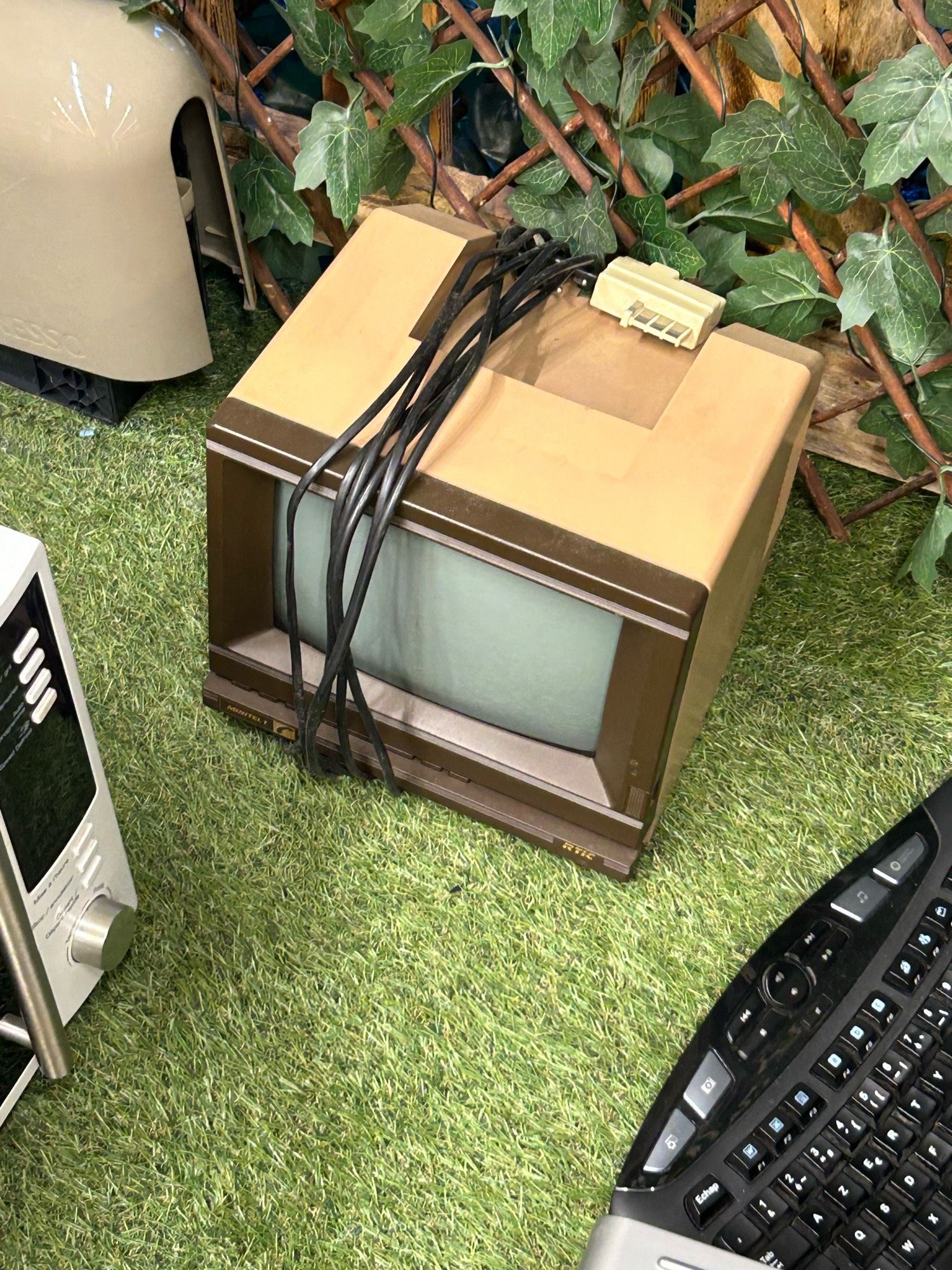 Photo d’un Minitel dans un espace de recyclage d’un magasin