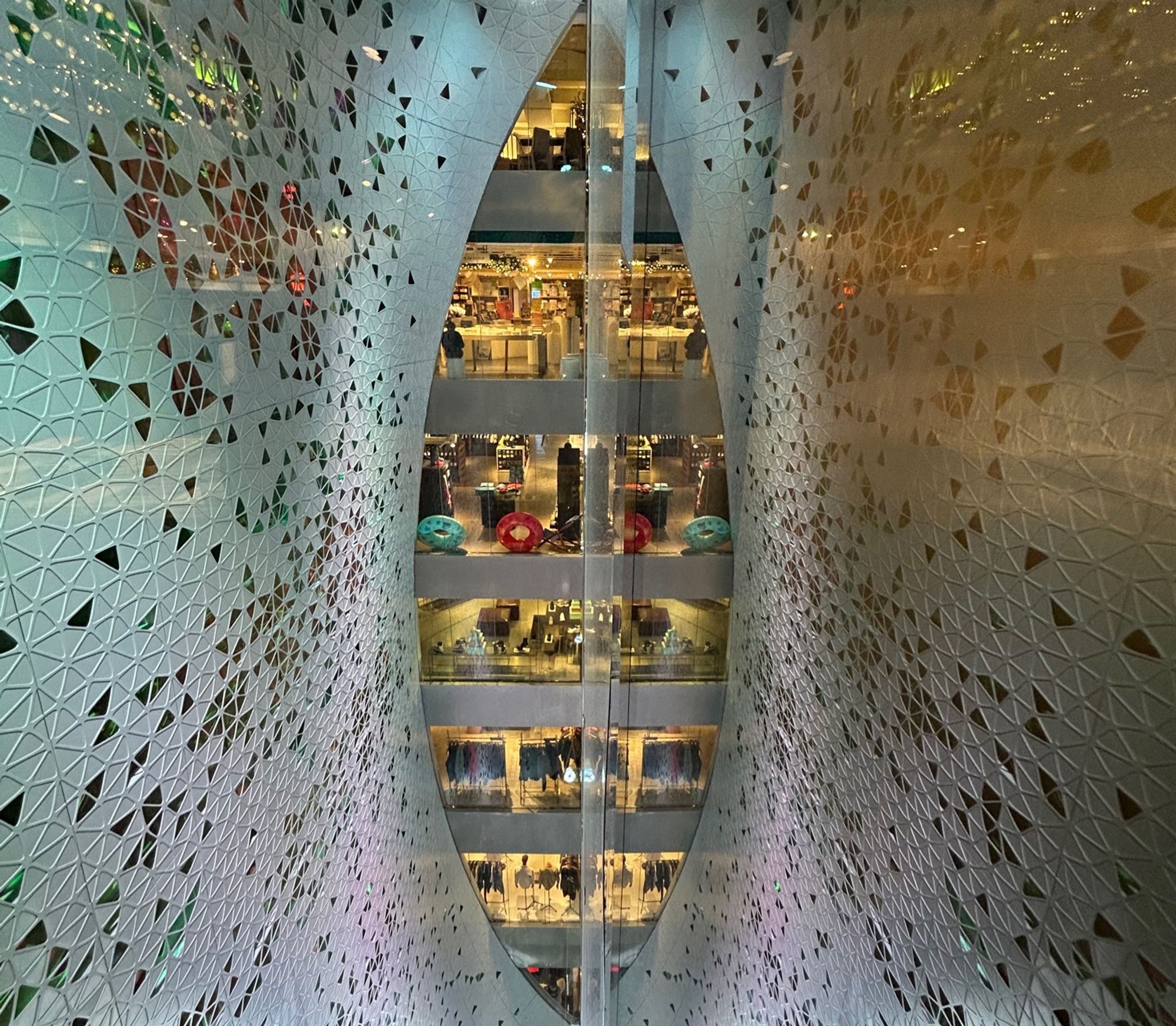 Photo de la Grande Voile à l’intérieur du Printemps Haussmann, se reflétant dans un miroir.