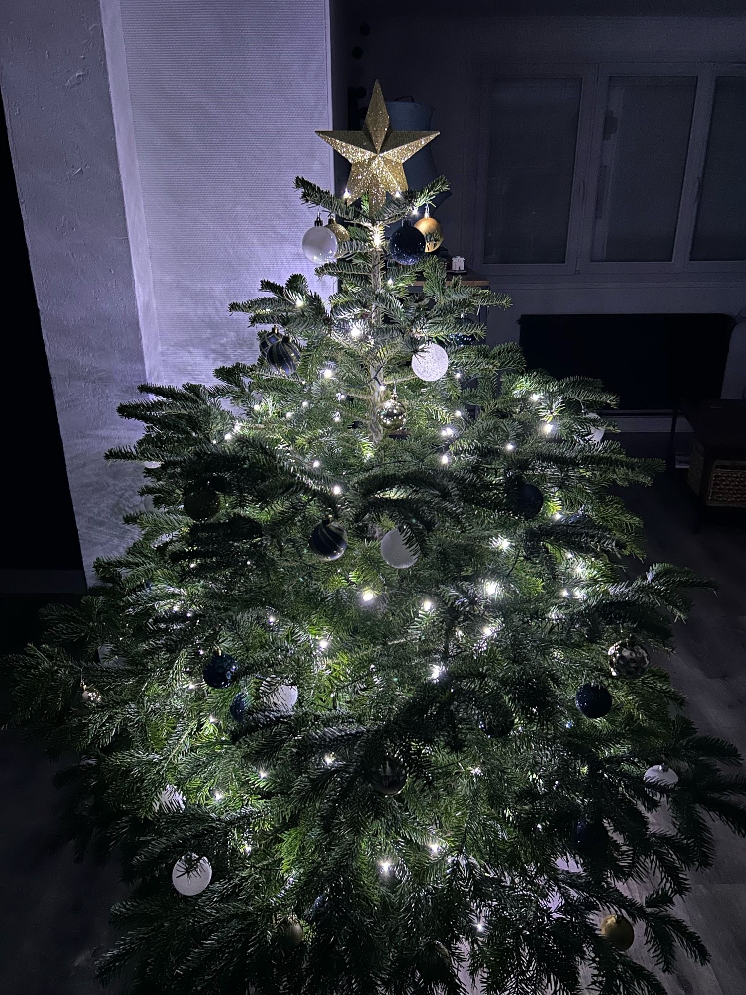 Photo d’un sapin de Noël décoré et allumé vue d’en haut