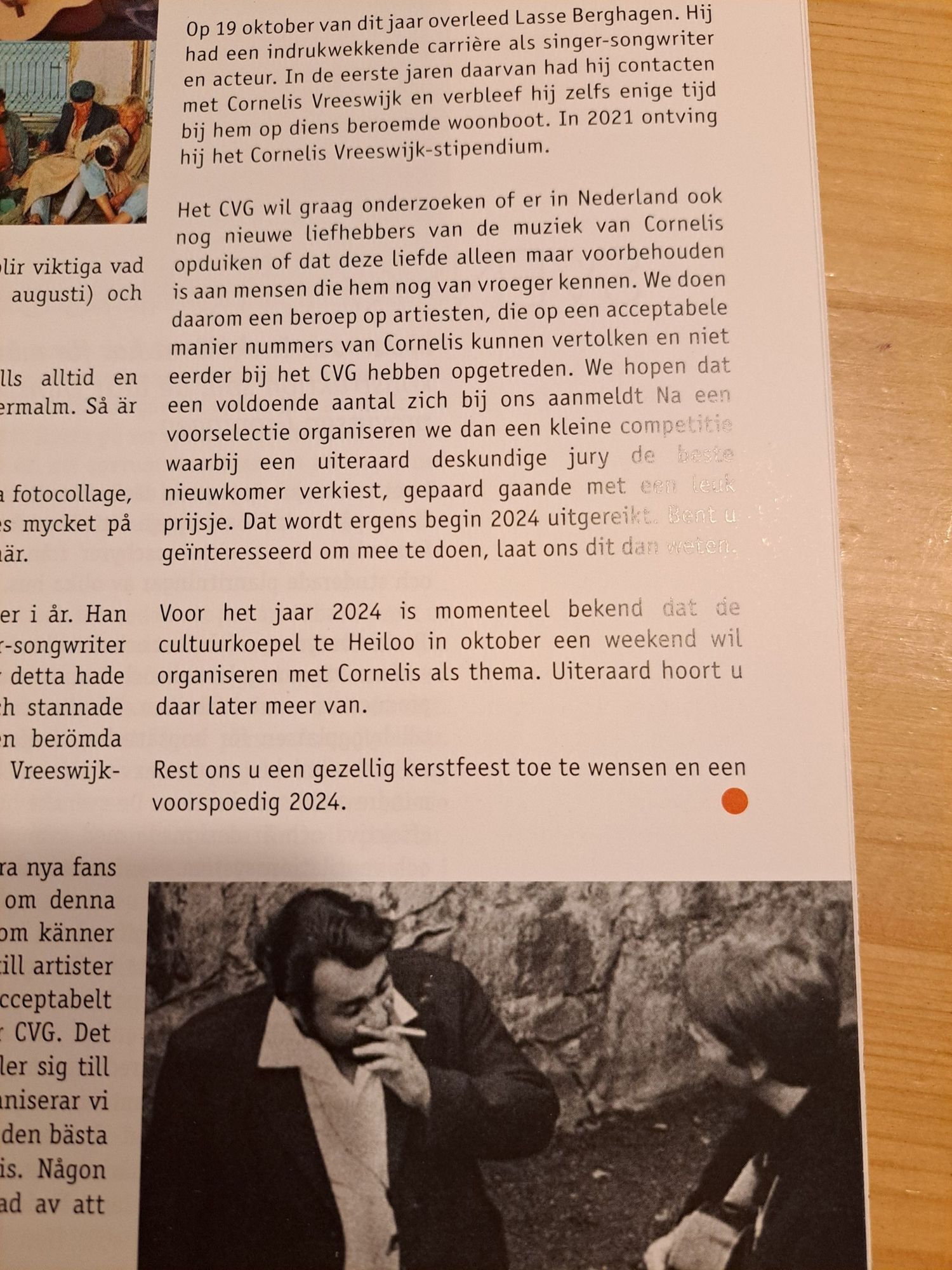 Een gedeelte van een rechter kant van een column met een stukje zwartwitfoto van een rokende cornelis vreeswijk in gesprek met een gitarist.