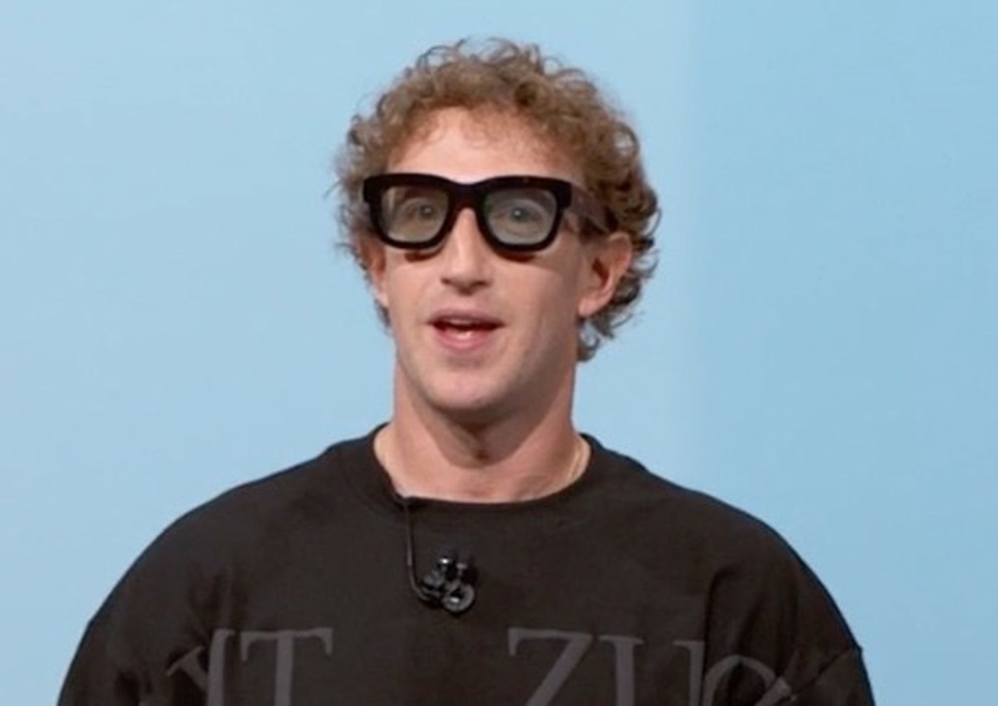 Mark Zuckerberg trägt die neue AR Brille von Meta. Die Brille ist klobig und groß 