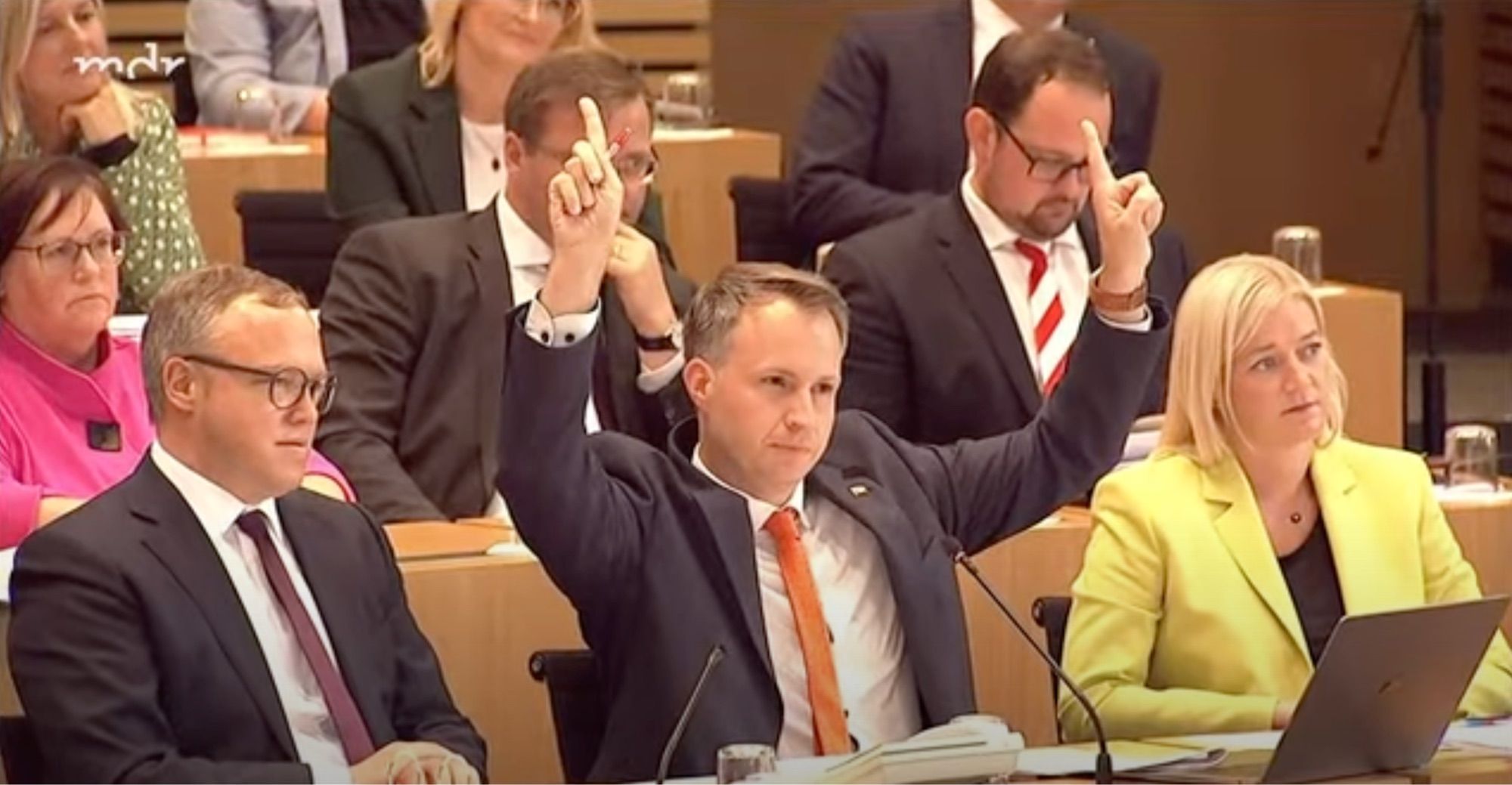 Herr Bühl hebt im thüringischen Landtag beide Finger