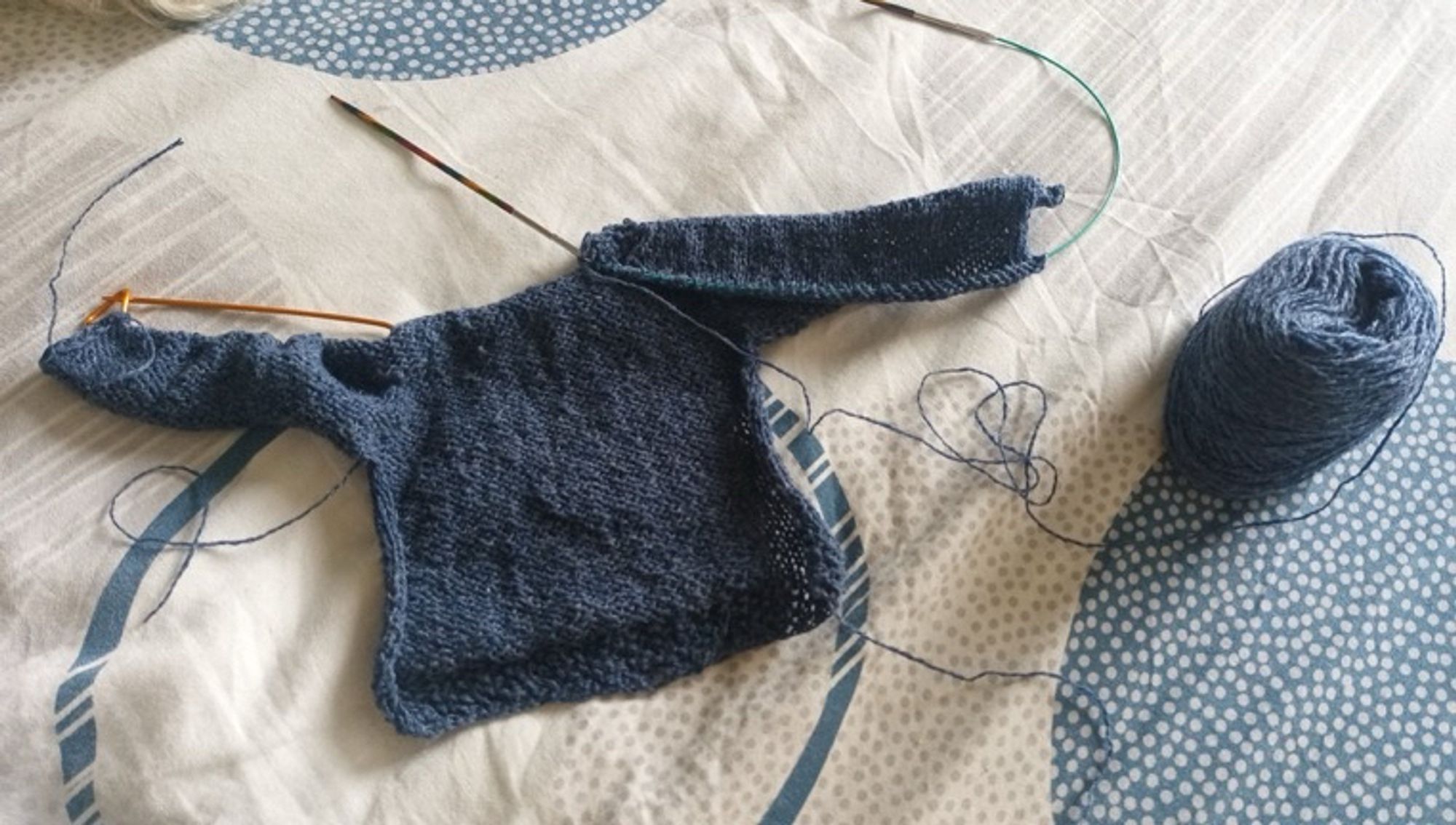 Tricot bleu denim en cours d’une brassière pour bébé