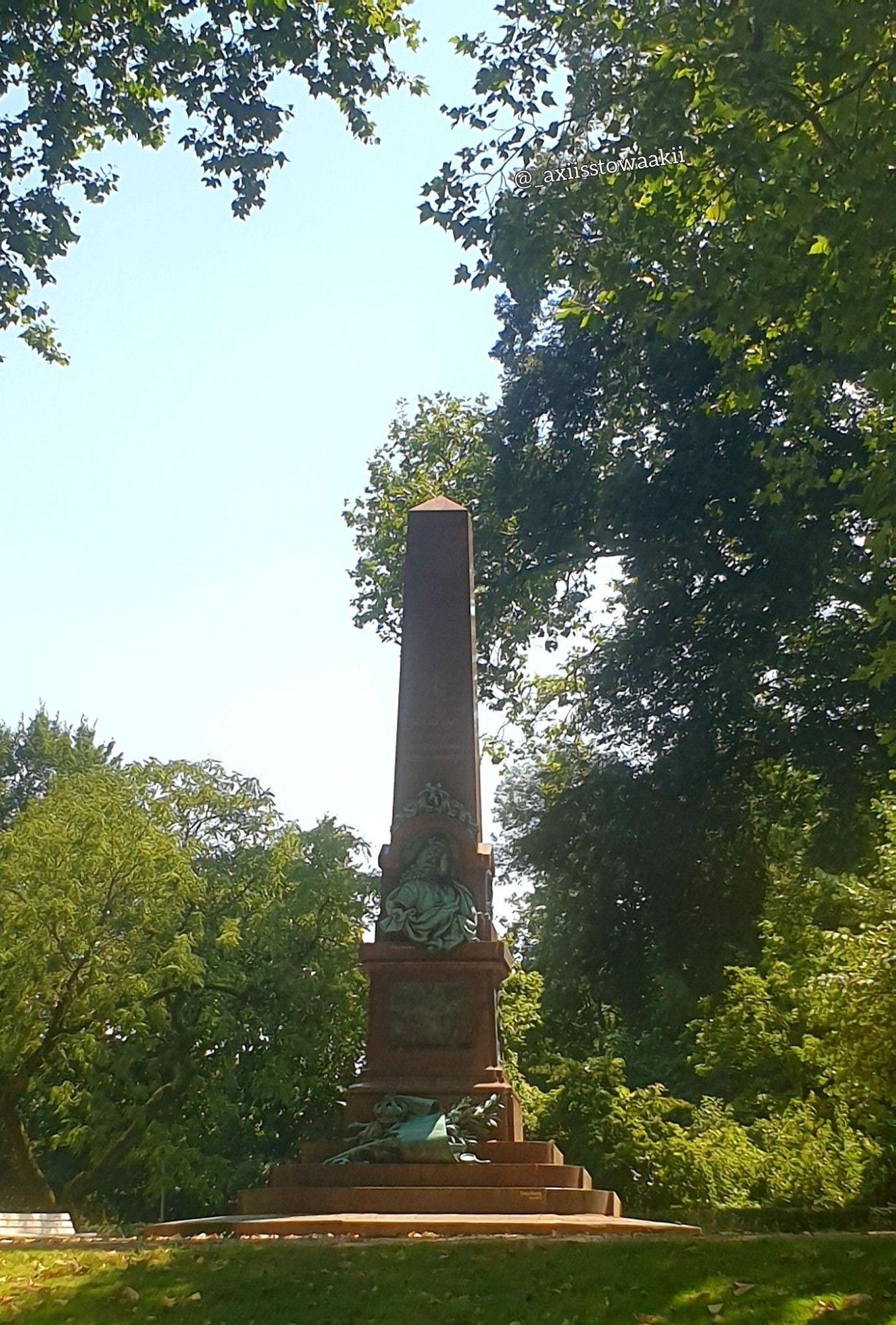 Das Landgrafendenkmal, eine große spitze Säule.