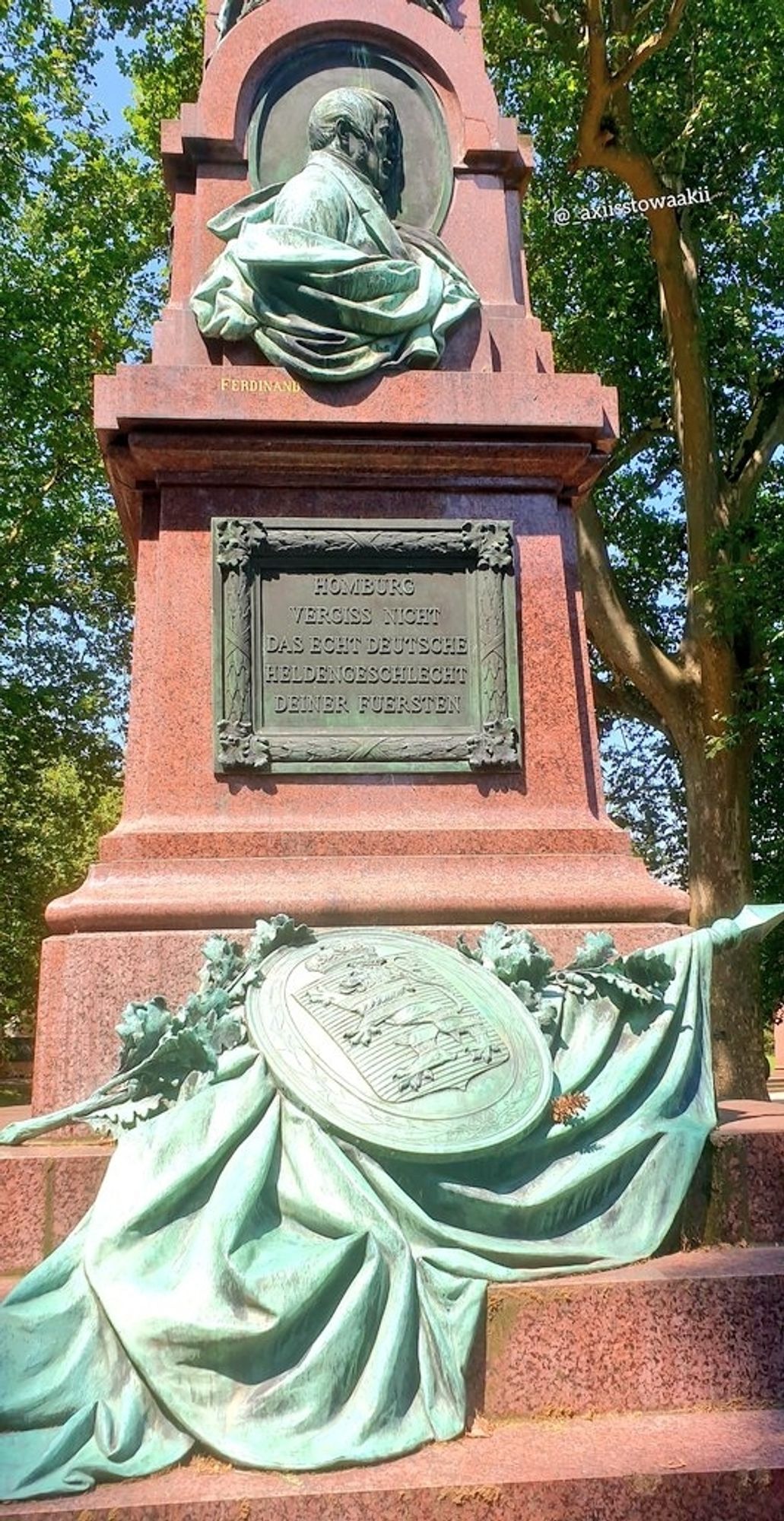 Landgrafendenkmal mit Porträt, Wappen und Tafel.