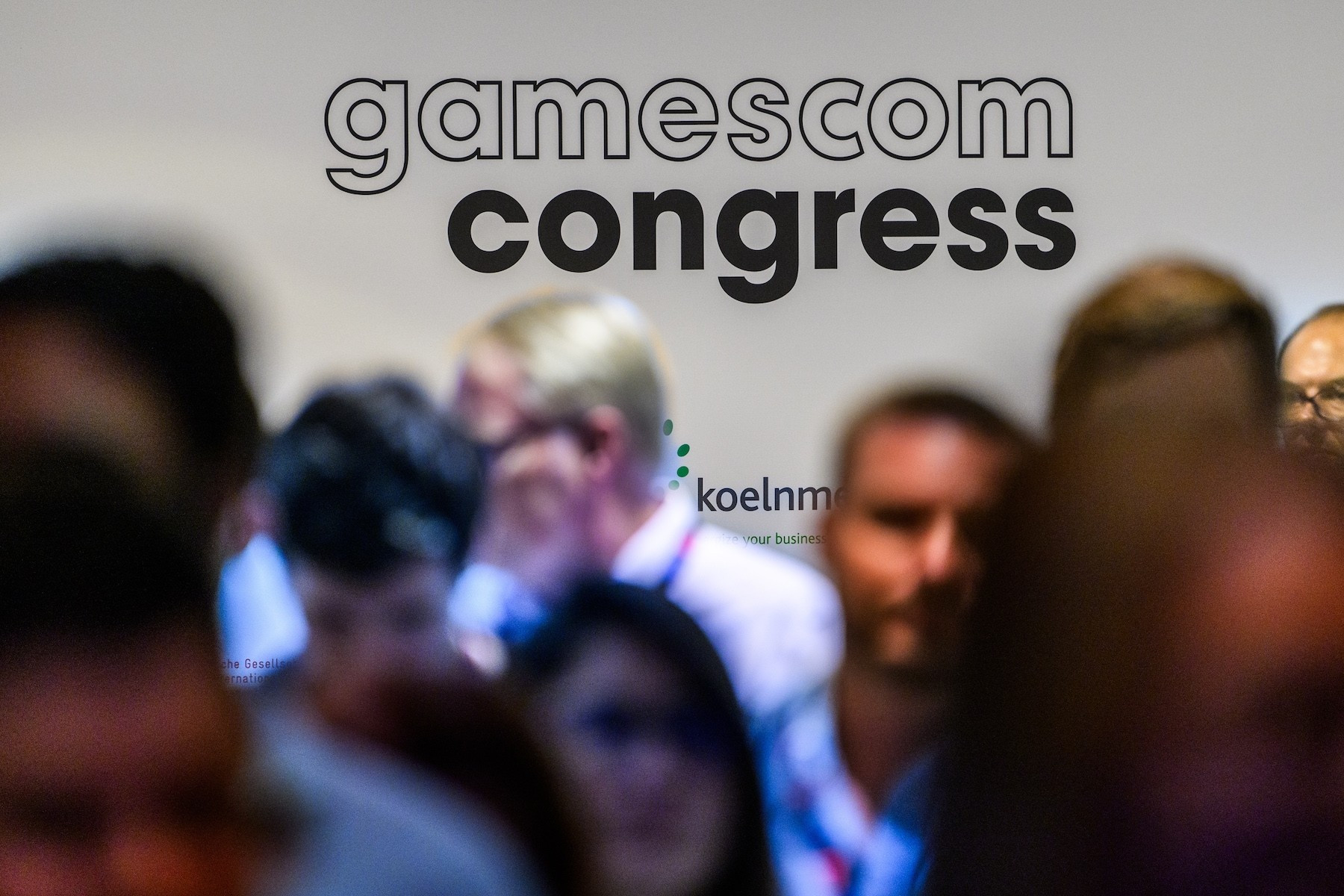 Foto vom Gamescom congress 2023 man sieht Menschen und das Logo darauf.