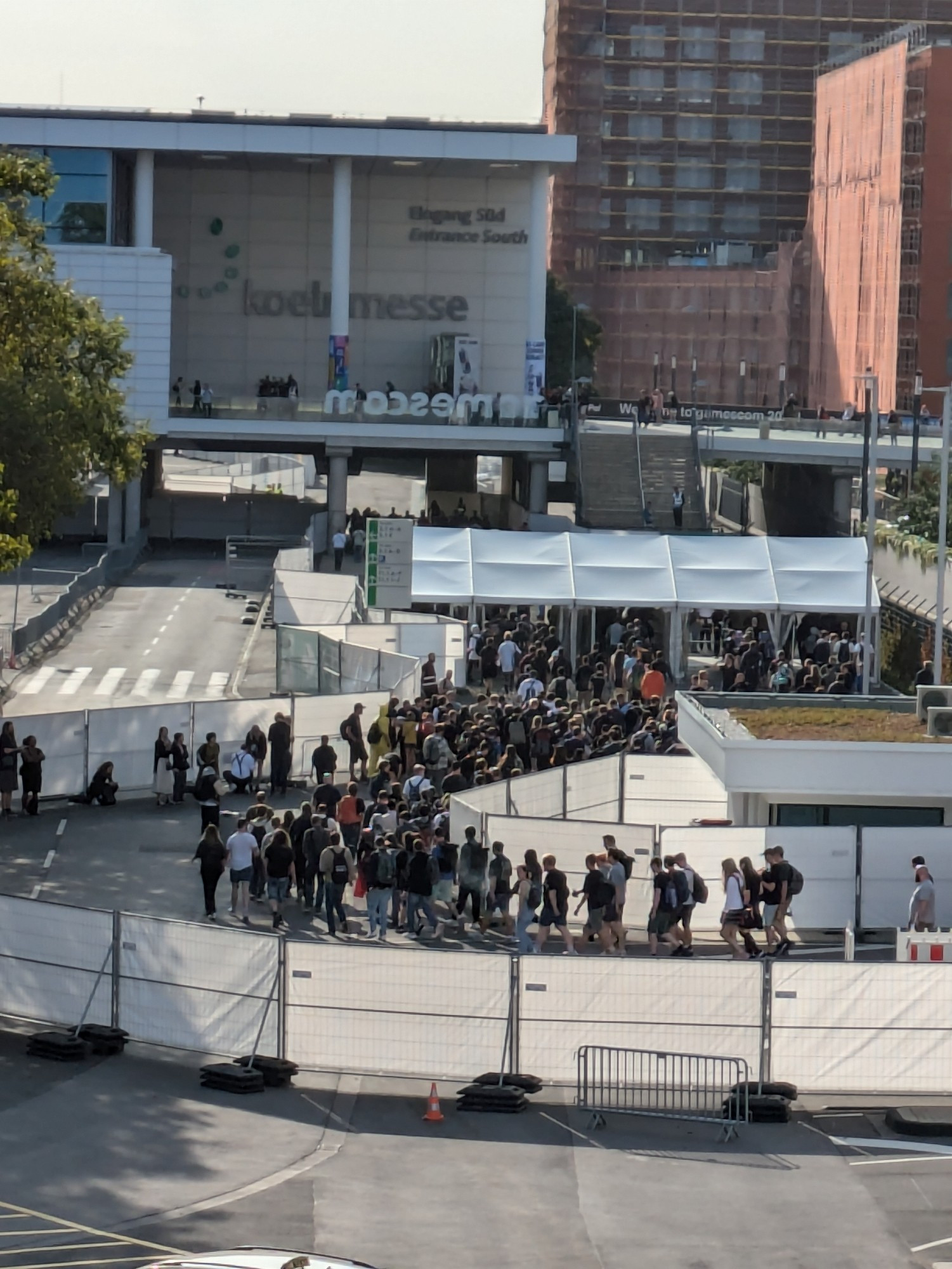 Schlange zur Gamescom. Viele Menschen.