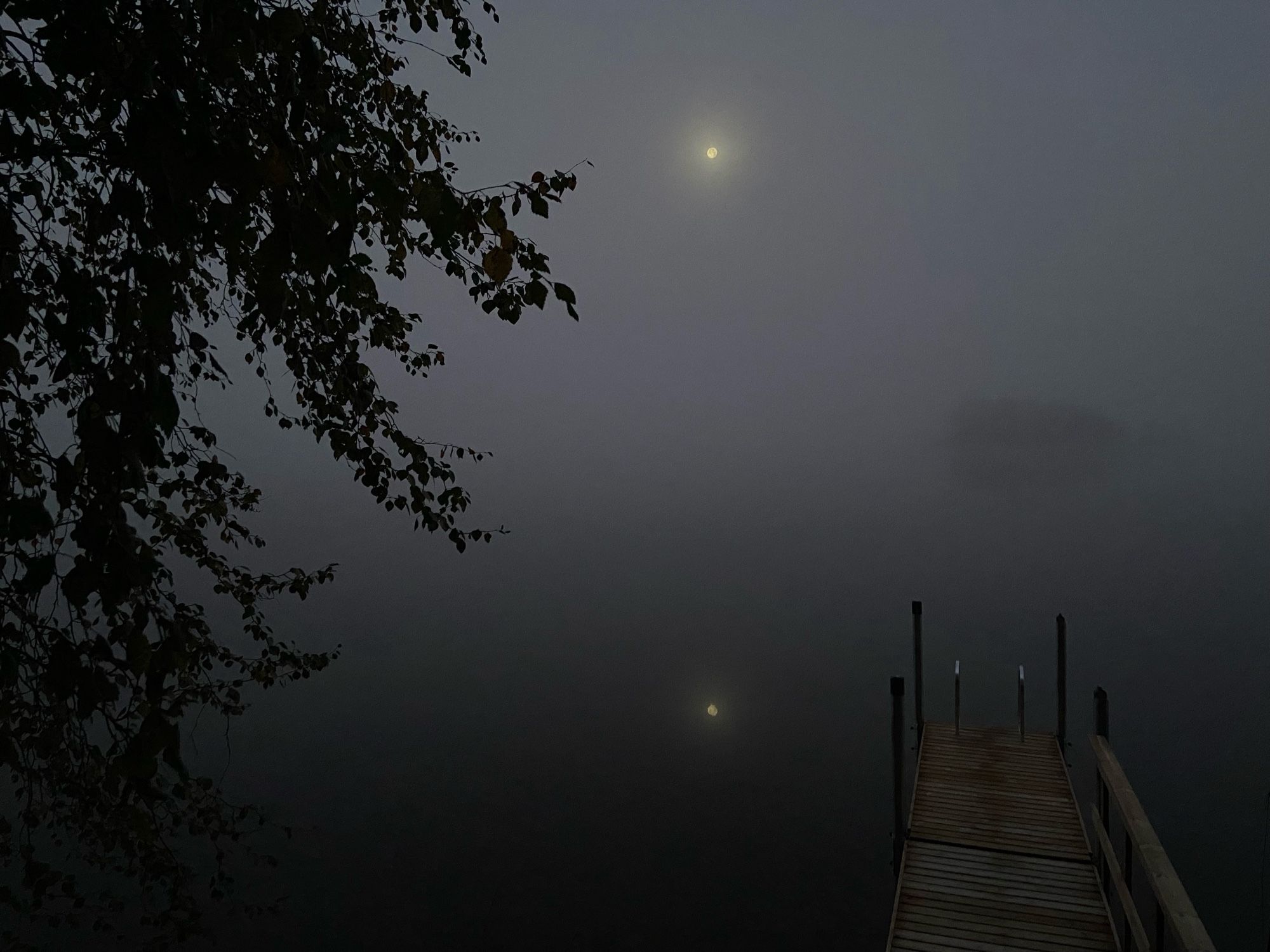 Kuunsilta sumussa järvellä.