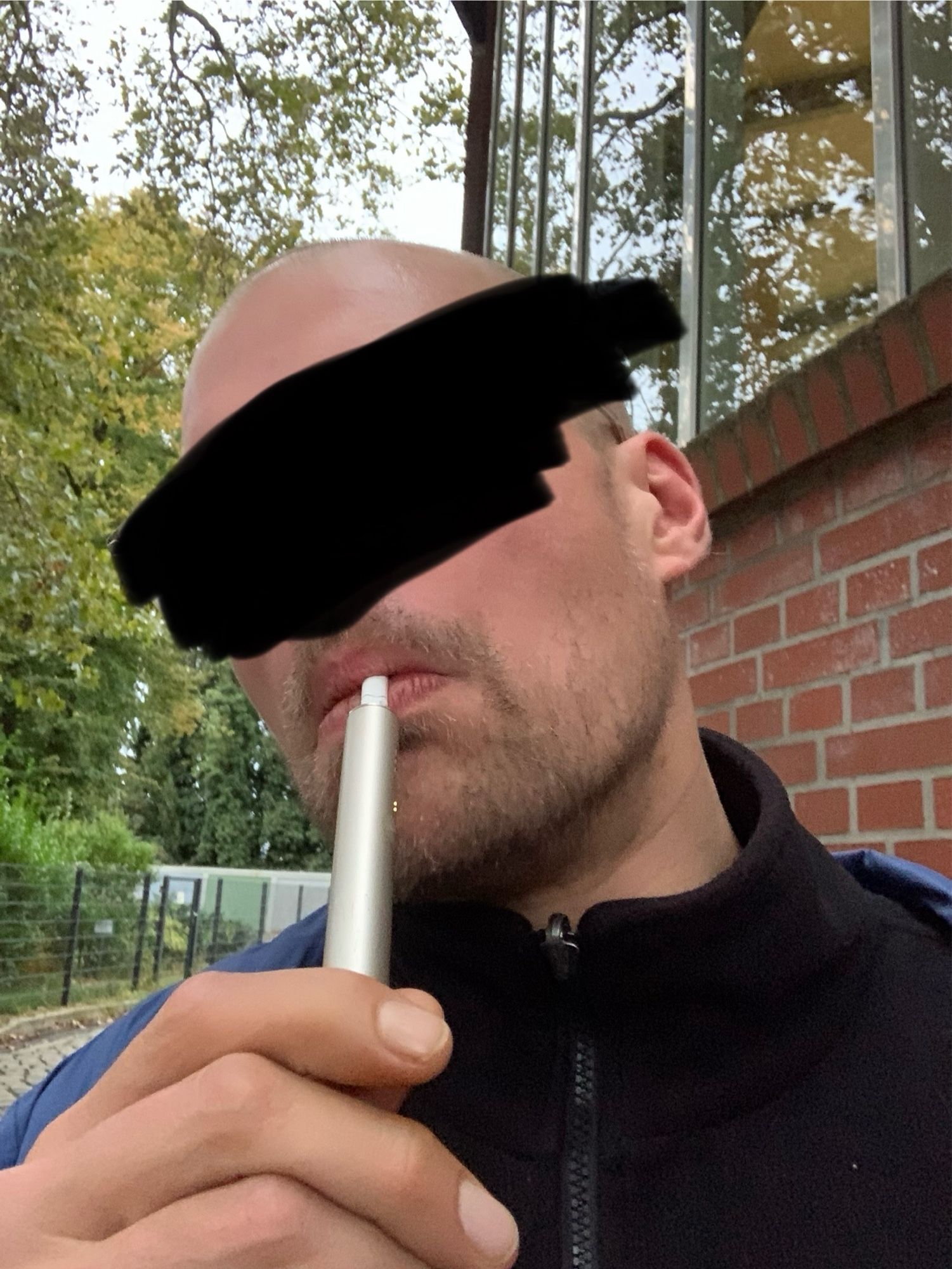 Ich rauche sehr angestrengt an meinem Iqos Stummel