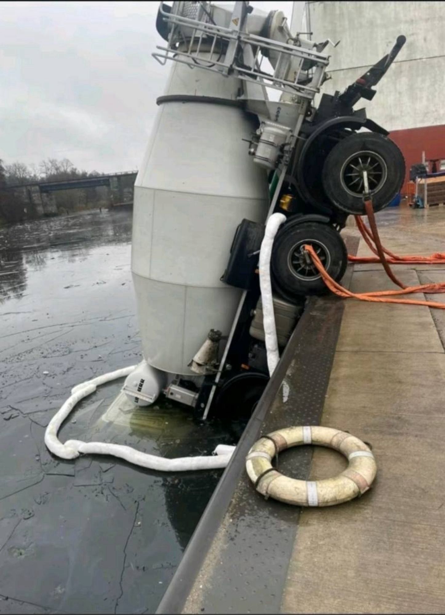 Betonmischer ist an Hafenkante ins Wasser gekippt.