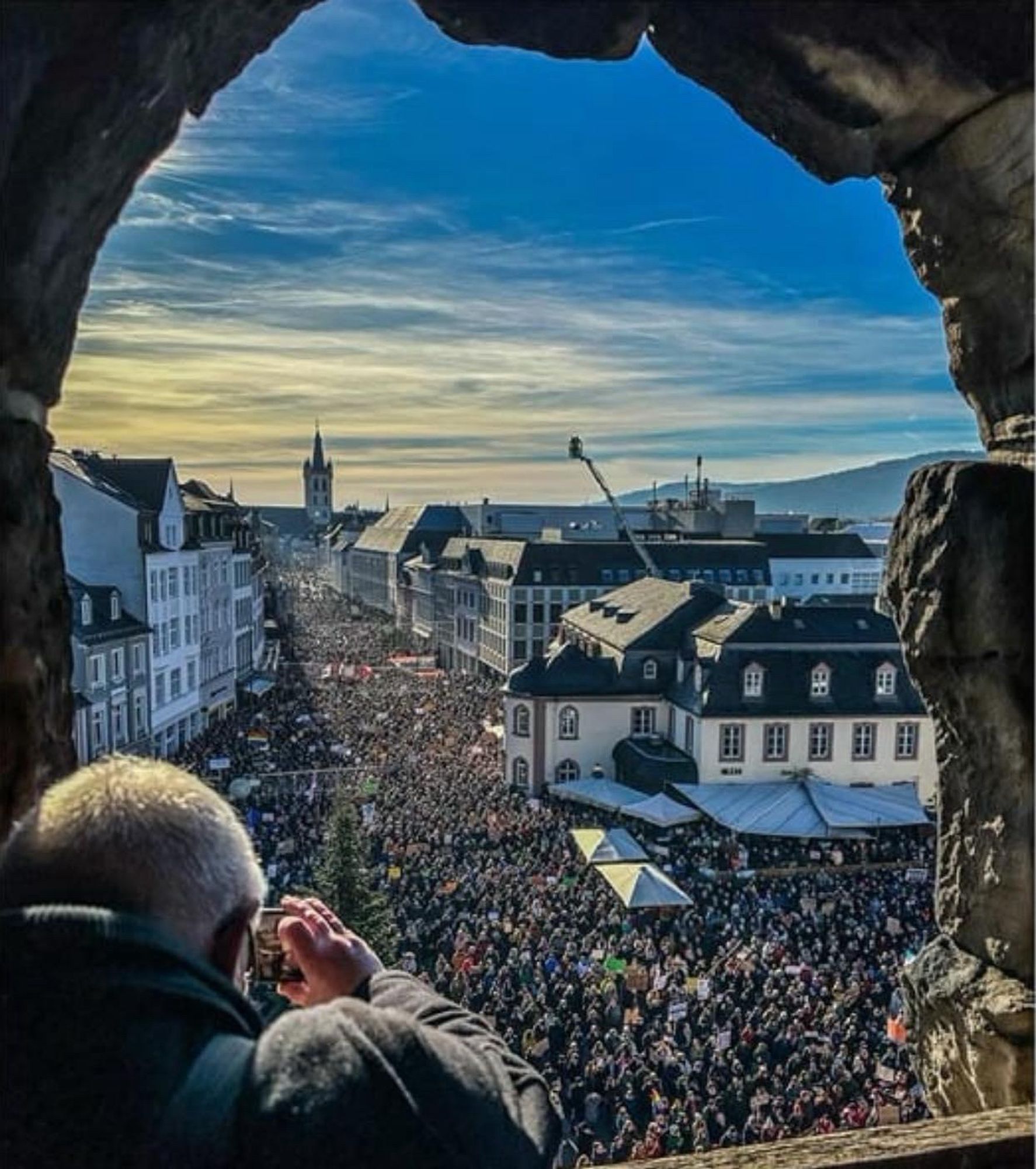 Blick aus der Porta Nigra. 10.000 Menschen, von Porta Nigra bis zum Hauptmarkt ist die Stadt mit Menschen gefüllt.