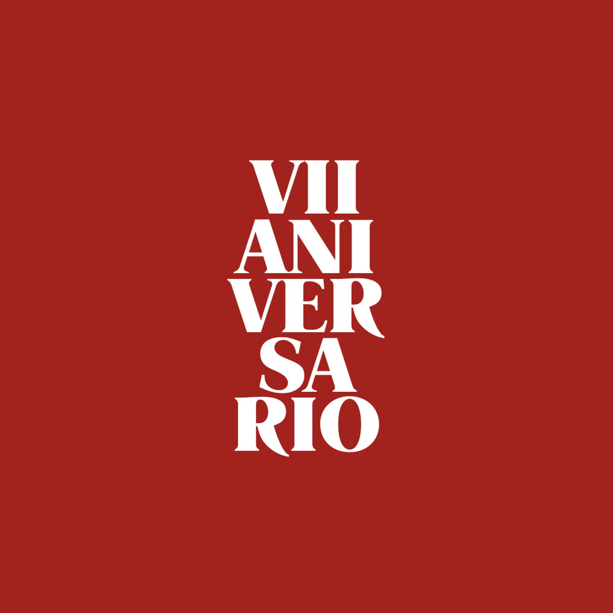 Fondo rojo carmesí, letras blancas que parecen de universidad con solera. Poner VII Aniversario, donde «uve palito palito» significa «siete».  Abajo el logo de la editorial en pequeñito, en un lado.