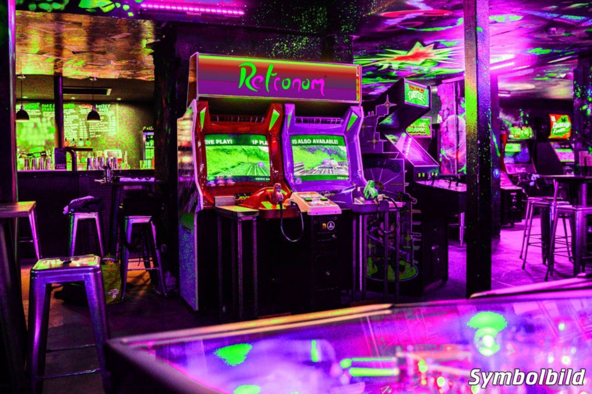 Ein grün-lila-buntes Inneres einer Bar mit Arcade-Automaten, Theke und phantastischomatiger Atmosphäre! Ein Symbolbild, Platzhalter für kommende Großartigkeiten!